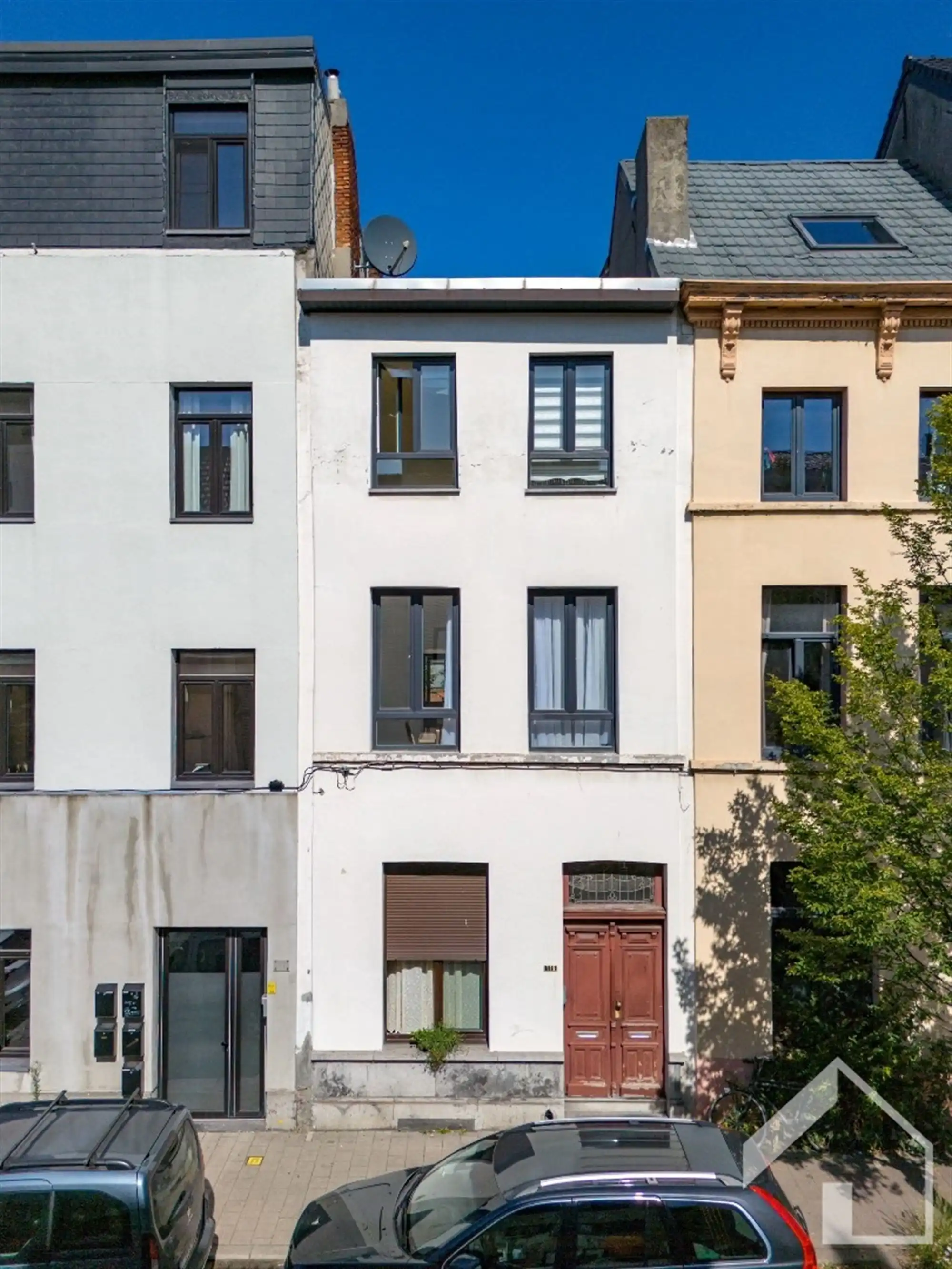 Ruime woning (190 m²) met tuin en veel potentieel foto {{pictureIndex}}