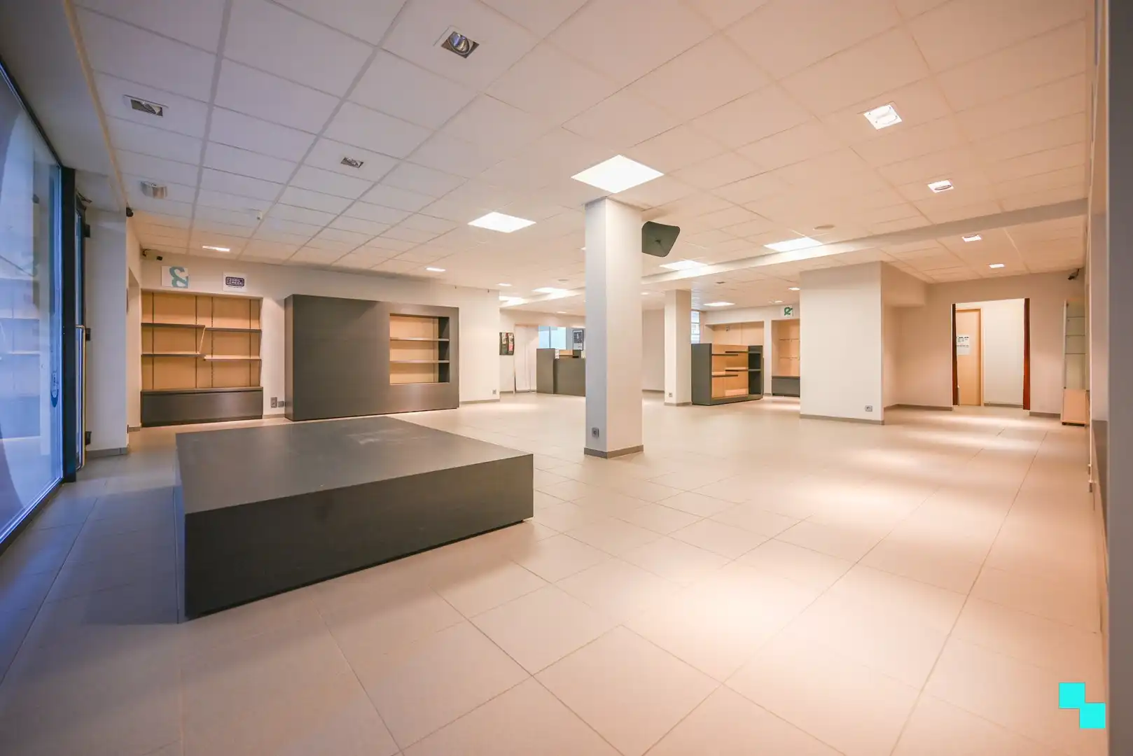 Deels ingerichte handelsruimte op toplocatie te Sint-Andries foto 2