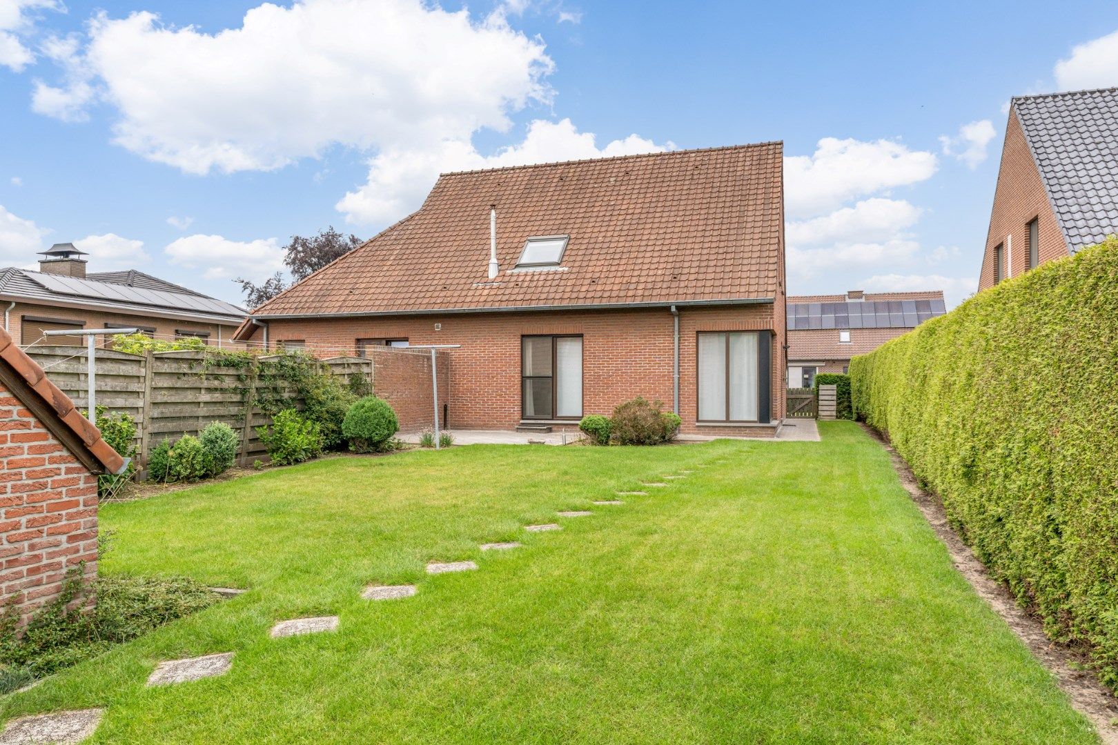 Comfortabel gebouw, onderverdeeld in een gelijkvloers appartement en een woning (210 + 210A), op een perceel van 9a60 met diverse mogelijkheden (kangoeroewoning foto 35