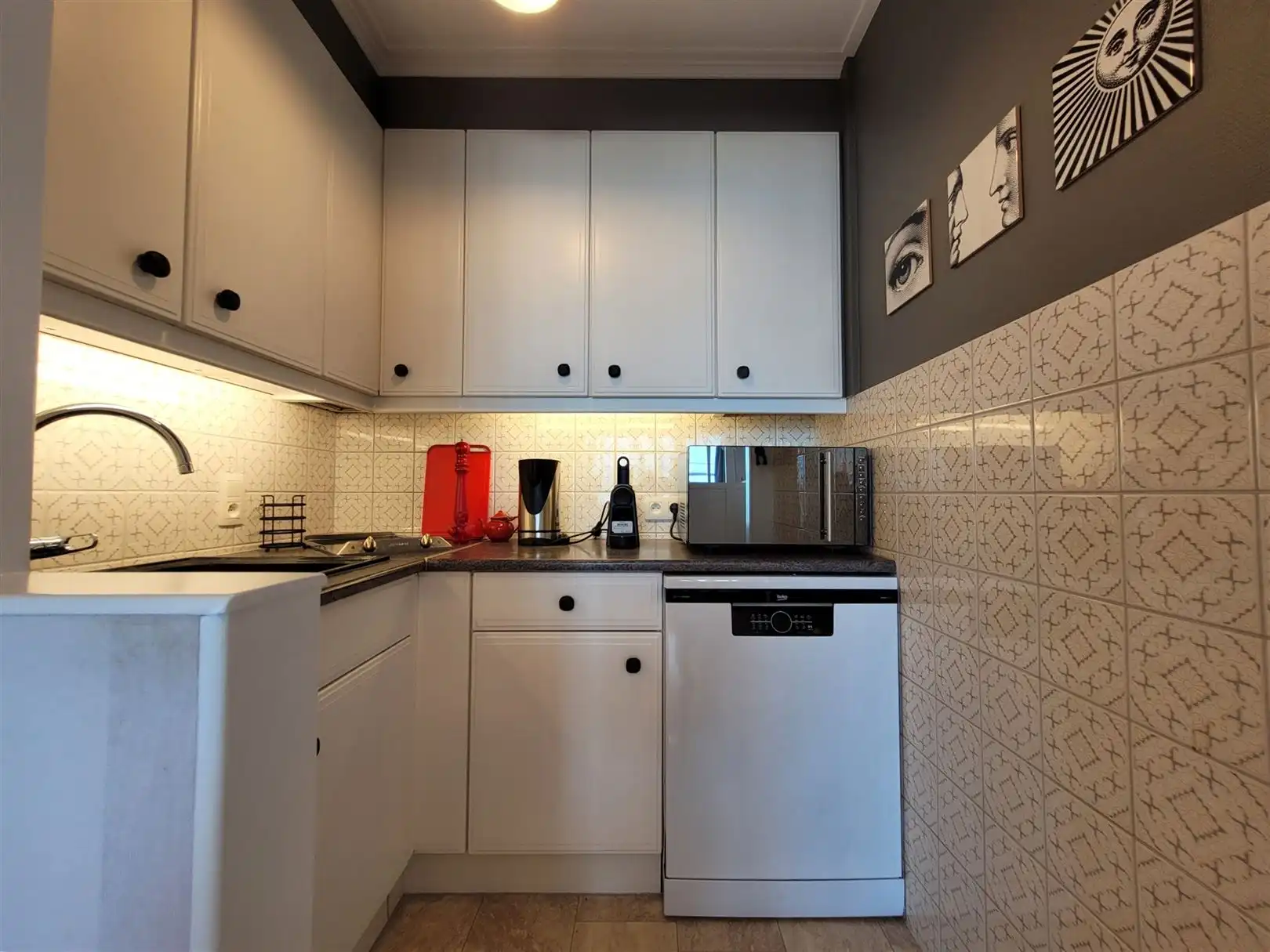 Gemeubelde studio met zeezicht foto 12