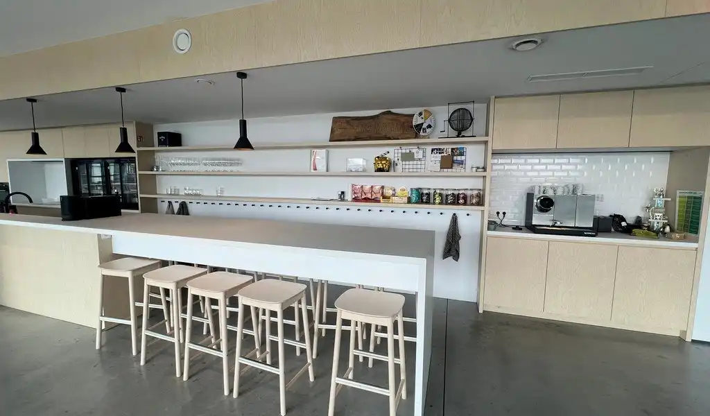 Recent bedrijfsgebouw met prachtige kantoren te huur in Lokeren foto 10