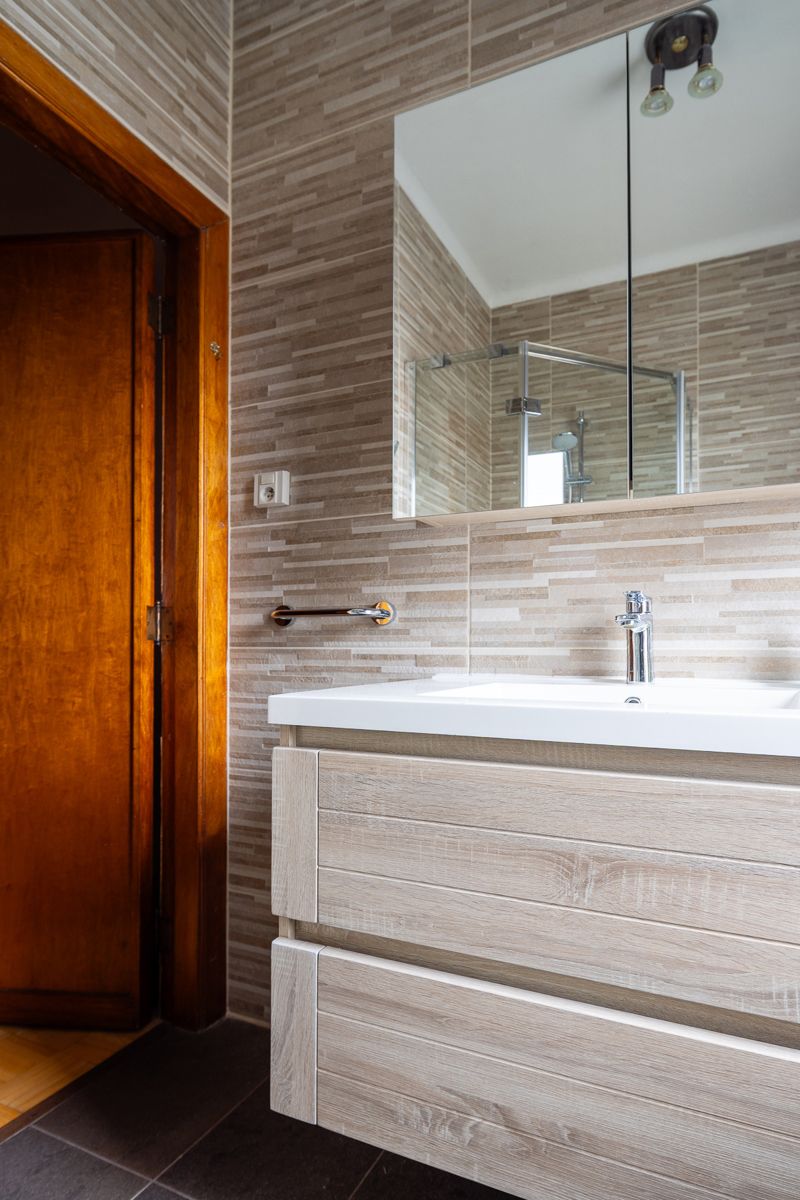 Gezinswoning met tuin, terras en garage foto 13