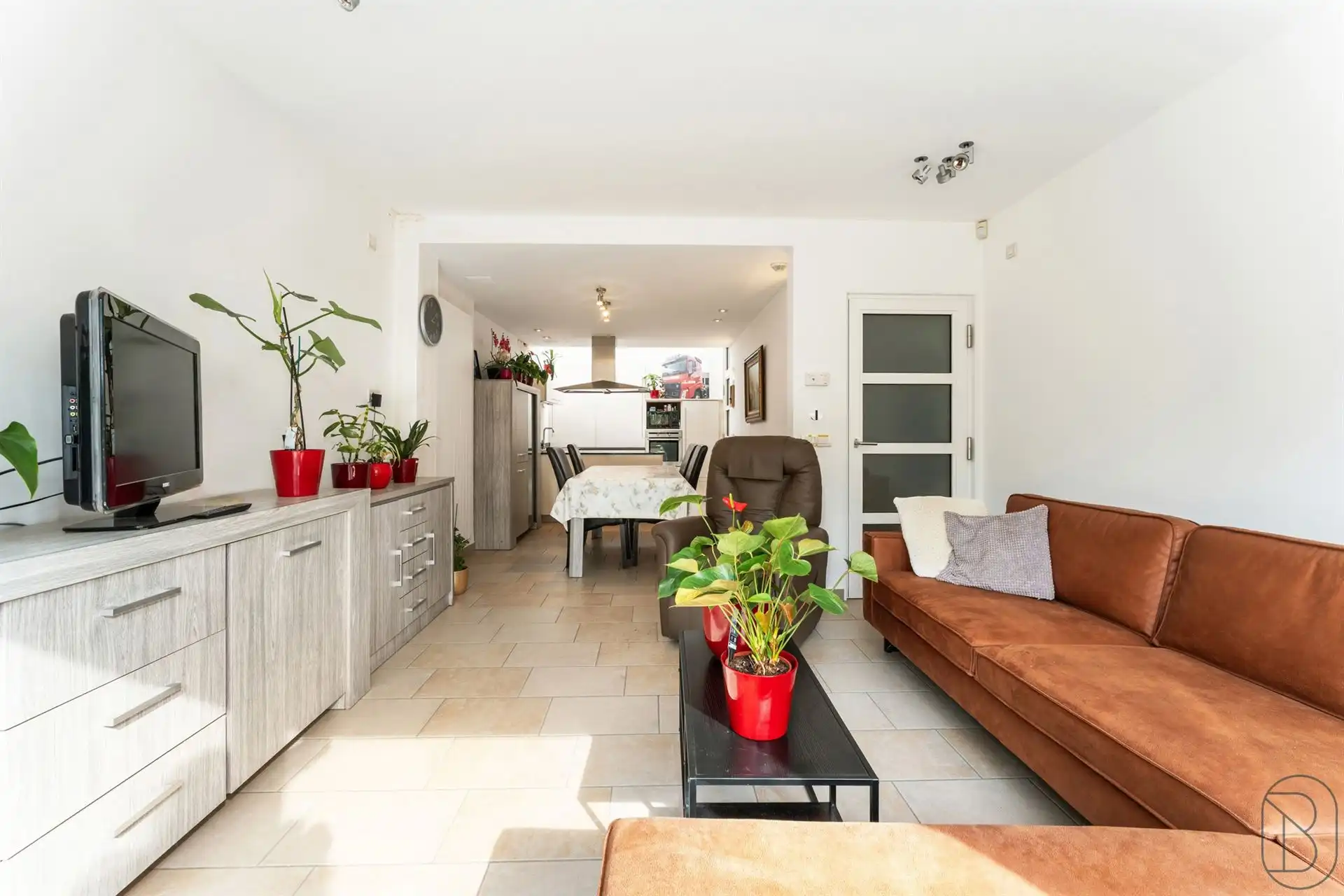 Vernieuwde handelszaak met woonst, en grote garage foto 14