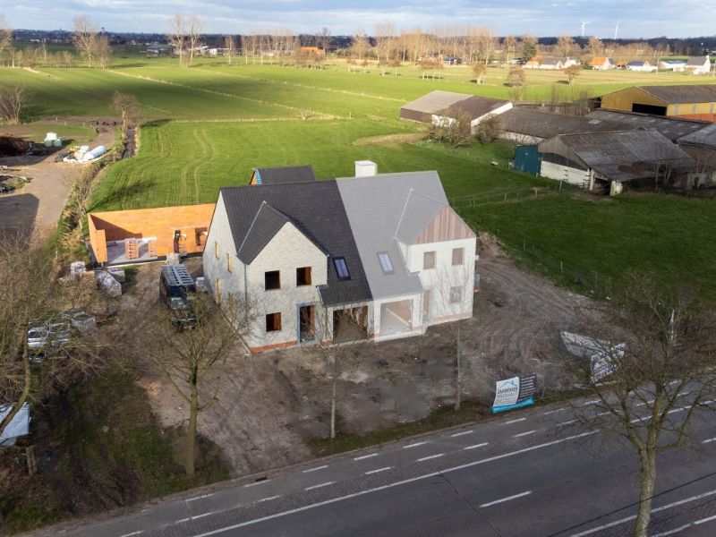 Volumineuze nieuwbouwwoning met achterliggend magazijn foto 2