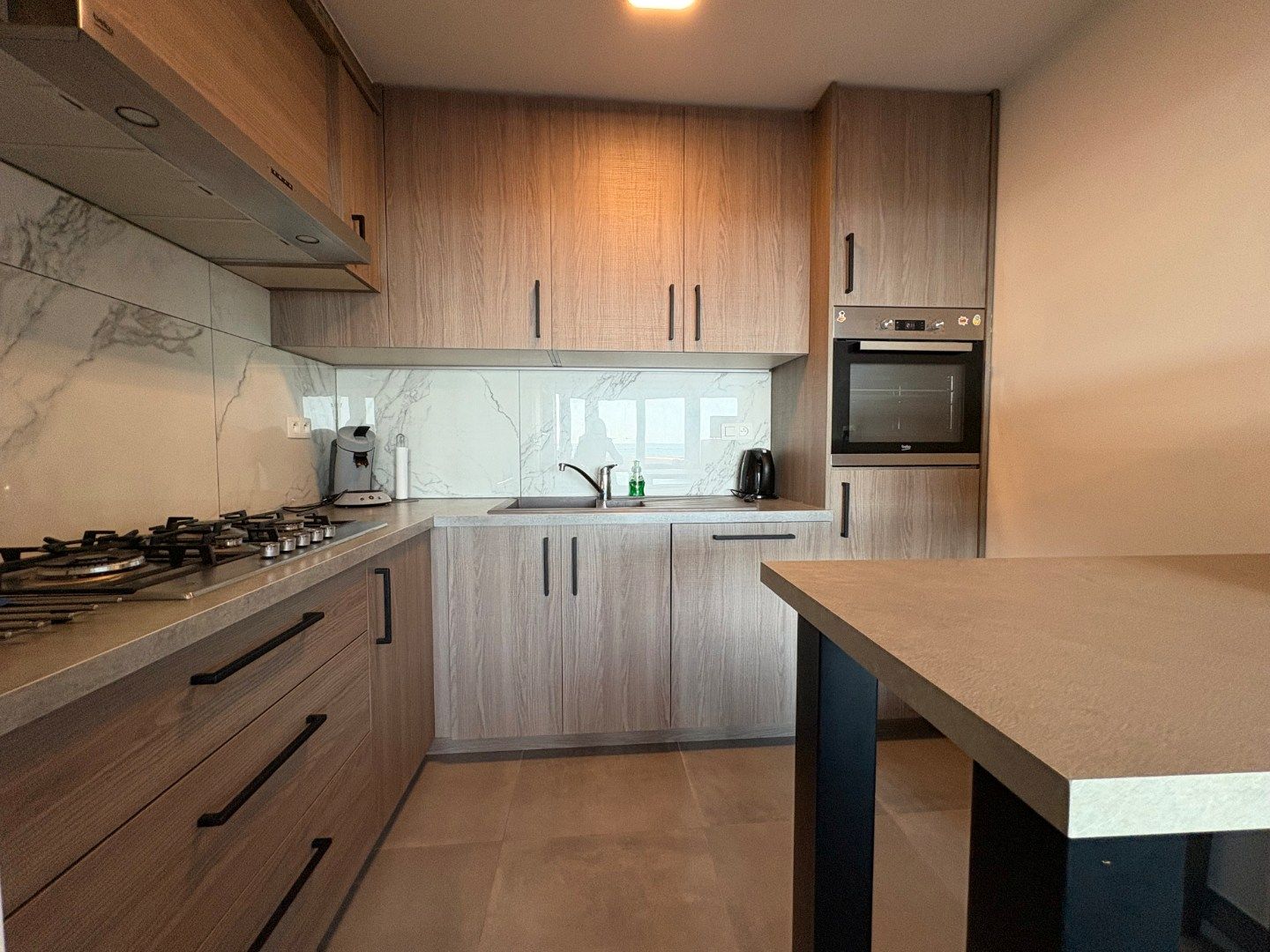 Volledig vernieuwd 3-slaapkamerappartement inclusief garage op de zeedijk in Koksijde. foto 9