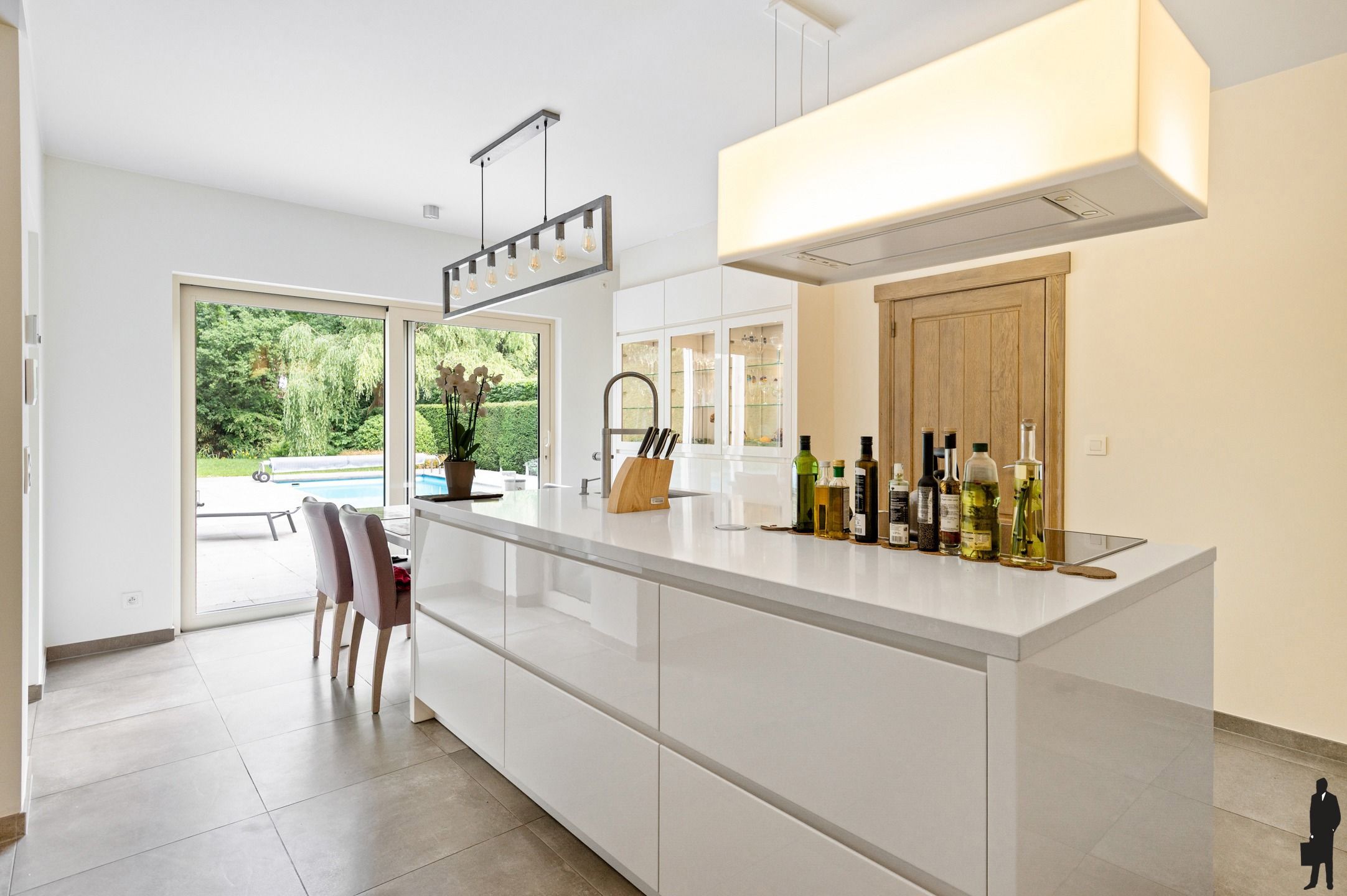 Stijlvol gerenoveerde villa met schitterende tuin en verwarmd zwembad foto 11
