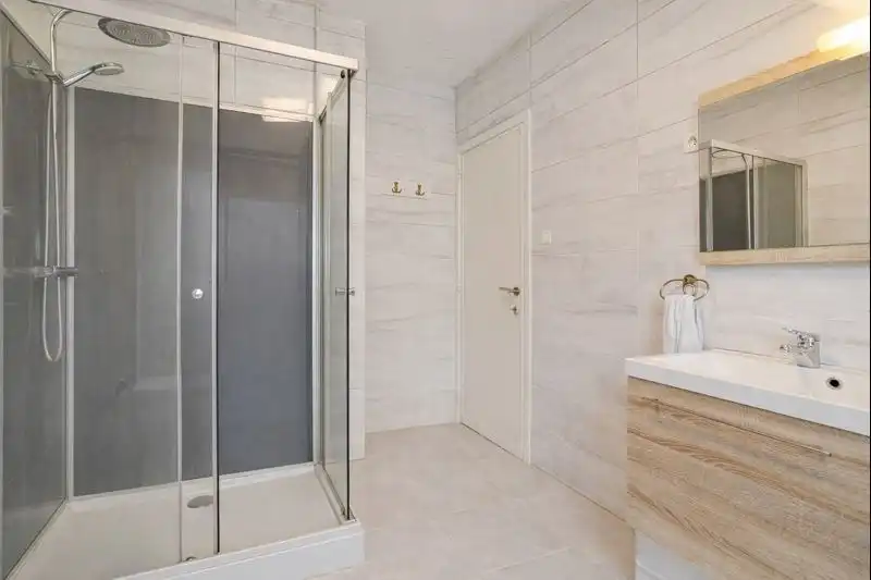 Ruime hoekwoning met 6 slaapkamers en met terras en aangebouwde garage foto 10