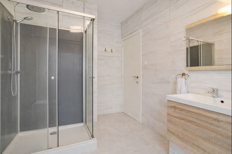 Ruime hoekwoning met 6 slaapkamers en met terras en aangebouwde garage foto 11