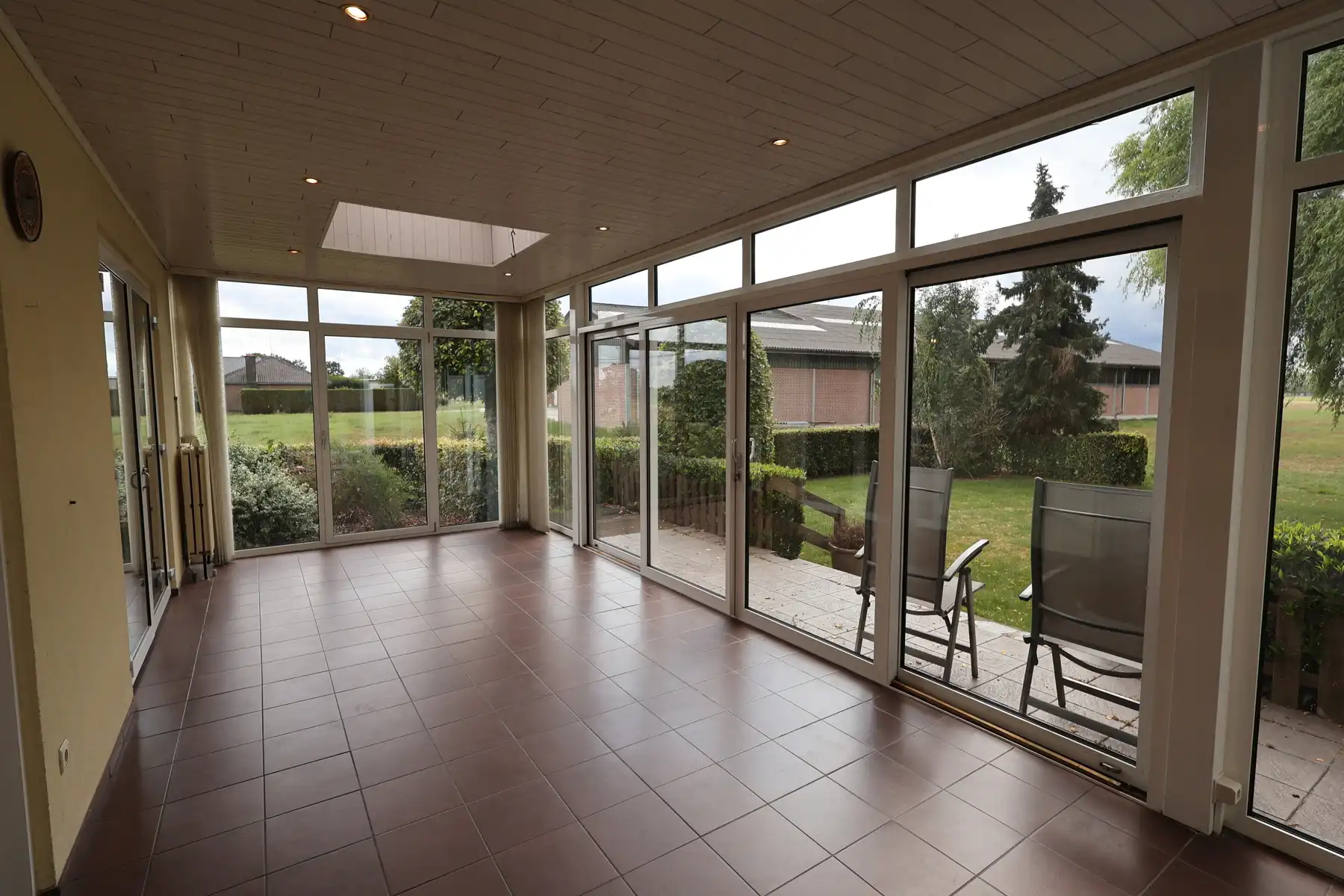 Laagbouwwoning met 2 slaapkamers op een perceel van 1.031m² foto 2