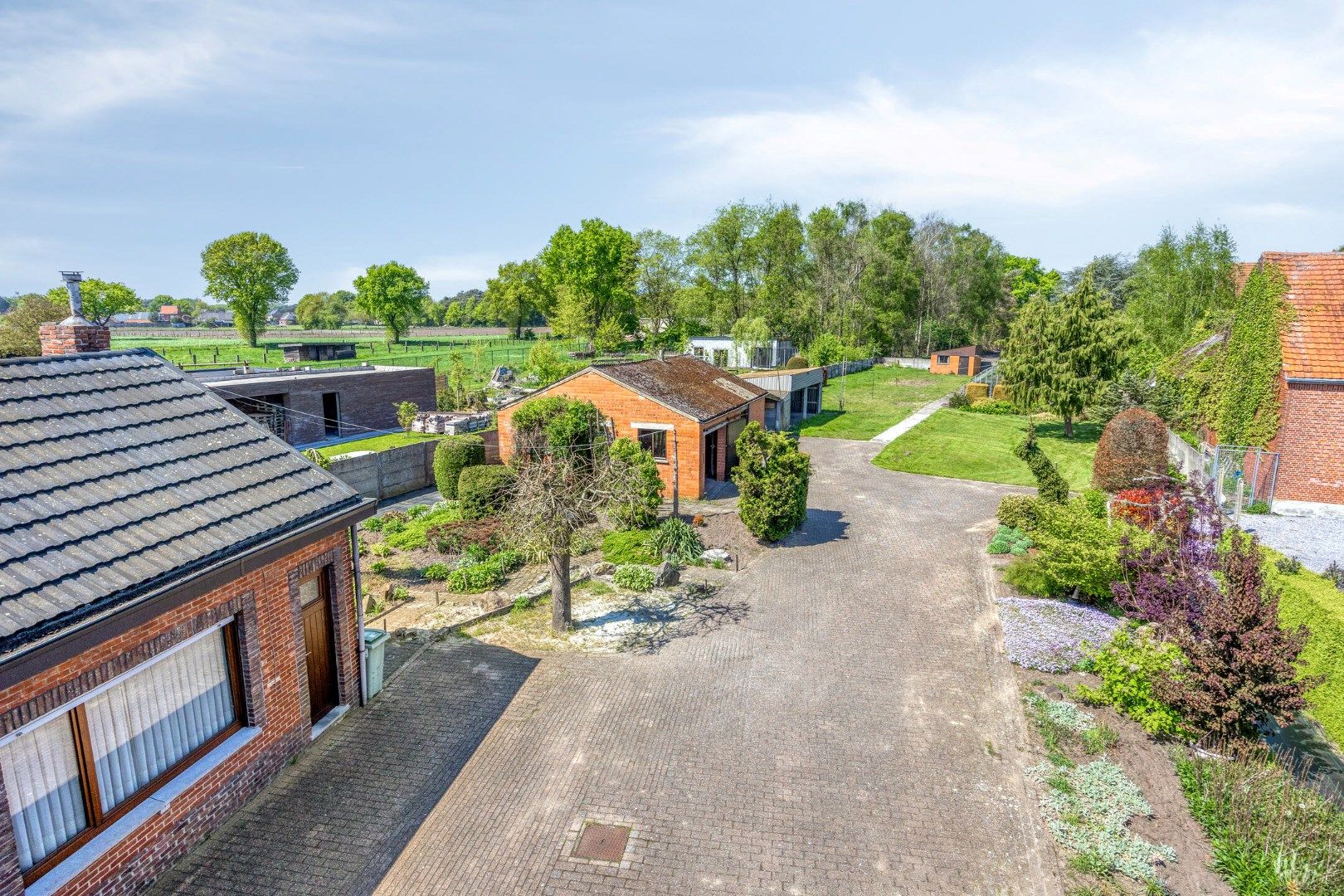 Ruime op te frisse woning op een perceel van 2.210 m² ! foto 32