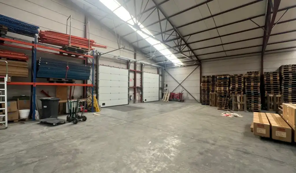 Recent bedrijfsgebouw met prachtige kantoren te huur in Lokeren foto 20