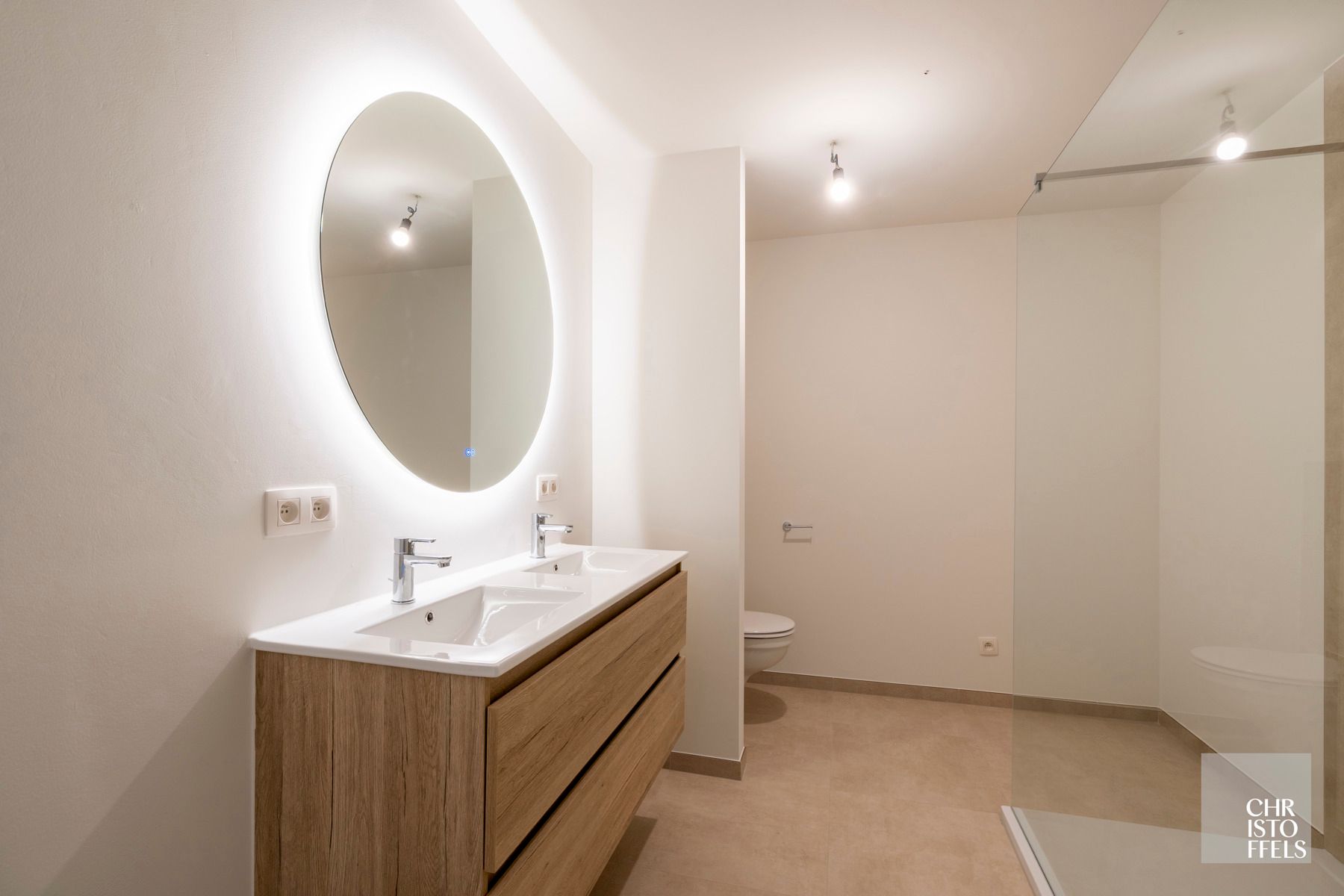 Gezinswoning (180m²) in een gerenoveerde hoeve te Riemst! foto 4