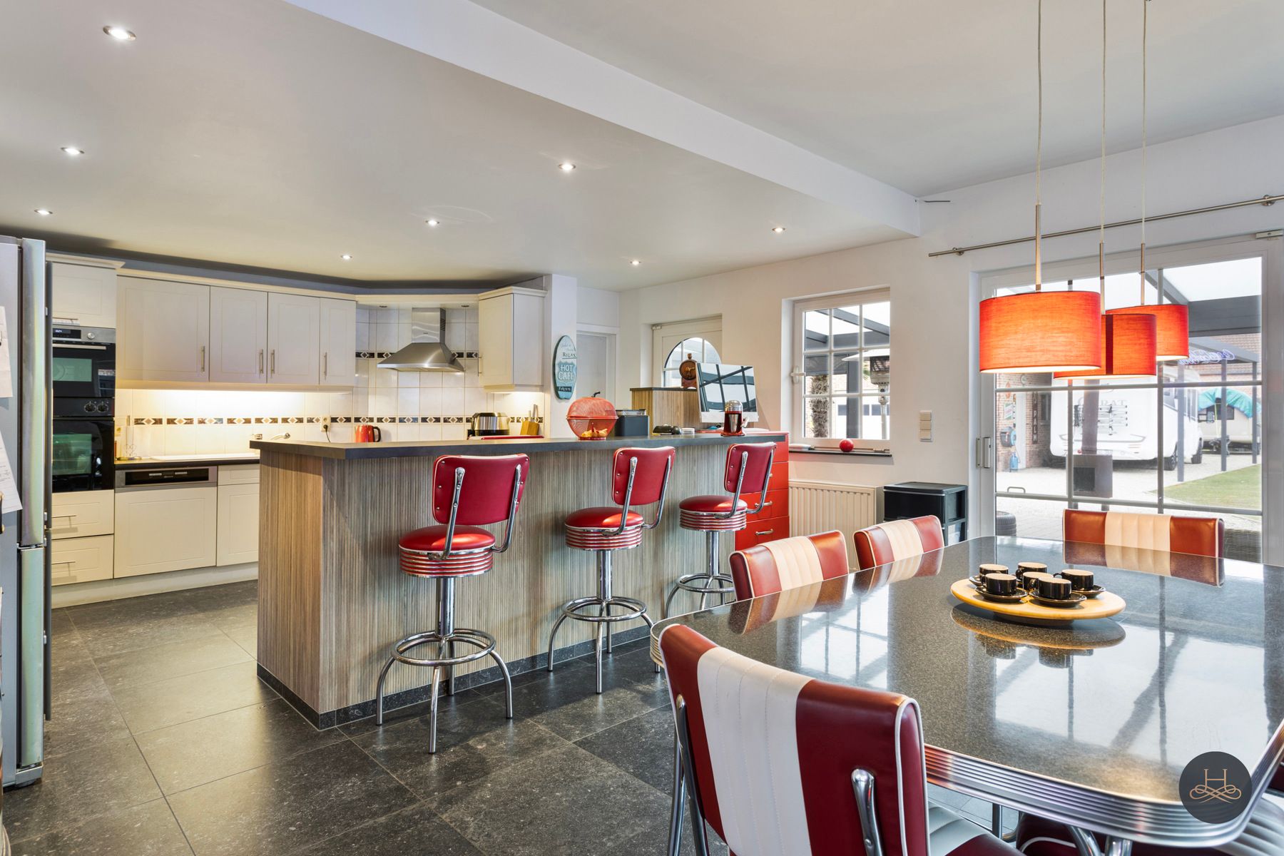 Gerenoveerde woning met grote garage/opslagplaats van +- 90 m2 foto 16