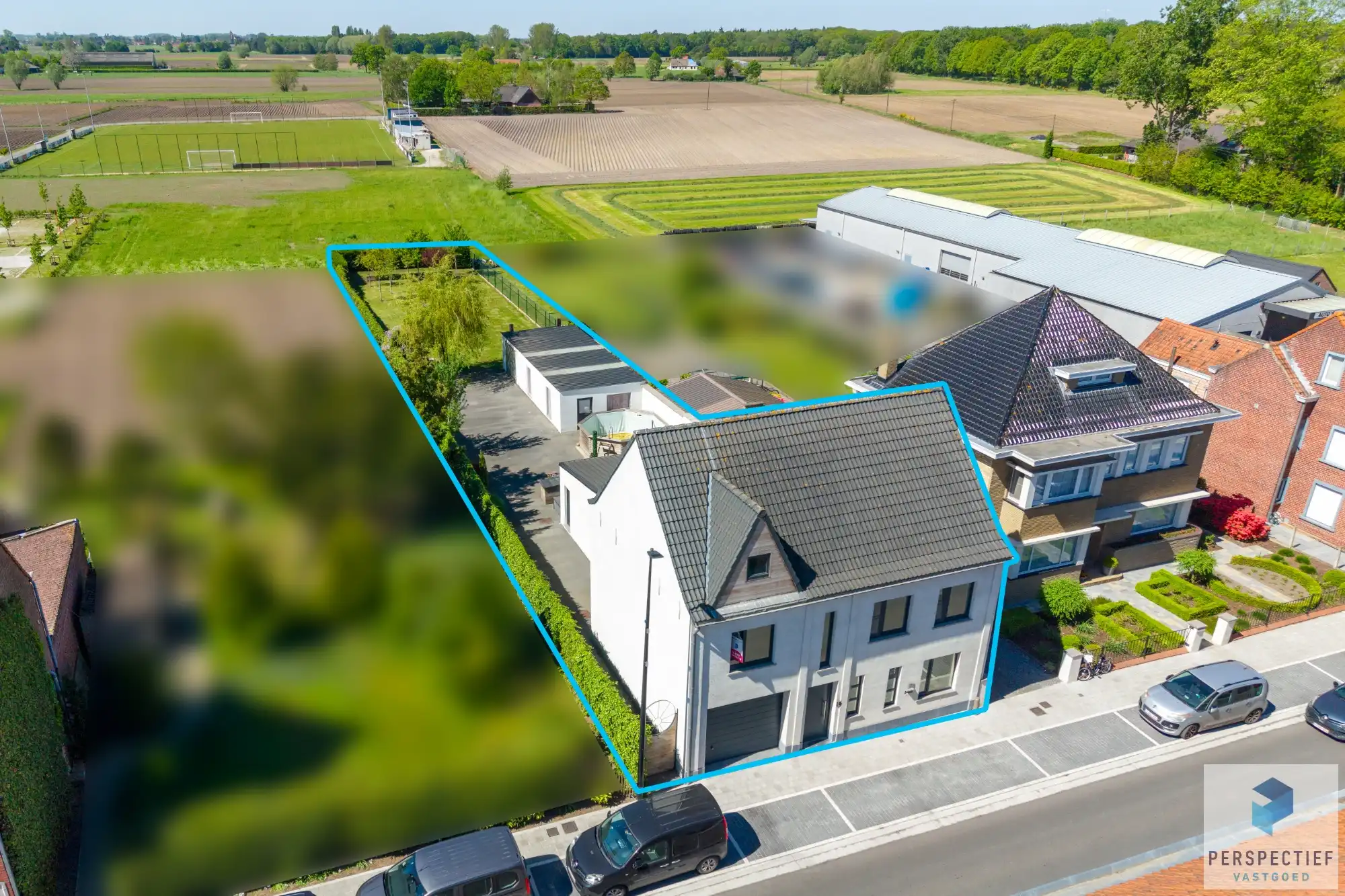 Ruime, instapklare woning met 4 slaapkamers, garage en magazijn op 970 m² foto {{pictureIndex}}
