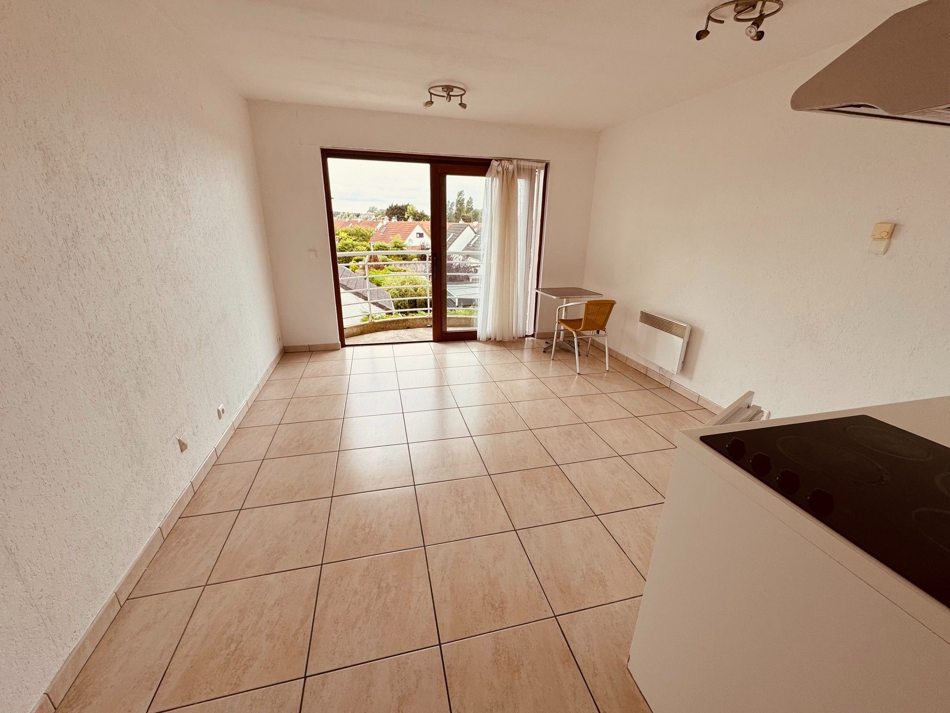 leuke studio te koop in de Blutsyde Promenade te Bredene. bestaat uit: inkom, luchtige woonkamer, terras, open ingerichte keuken, badkamer met bad en toilet. Er is een openlucht zwembad in het domein. Mogelijkheid tot aankoop van een parking . (prijs: 18.000 euro). foto 4