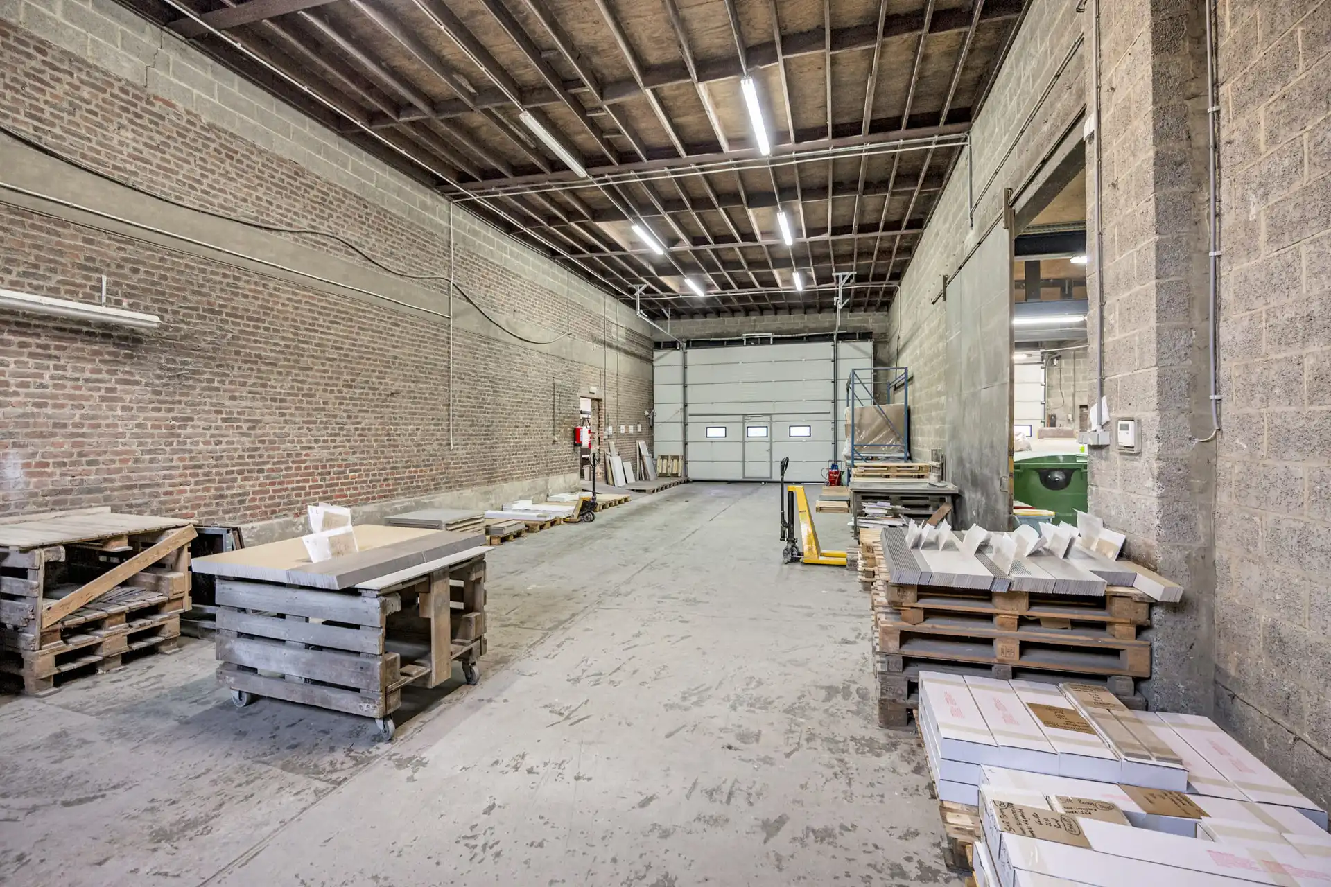 WERKPLAATS MET LOODS EN KANTOOR TE BILZEN. foto {{pictureIndex}}