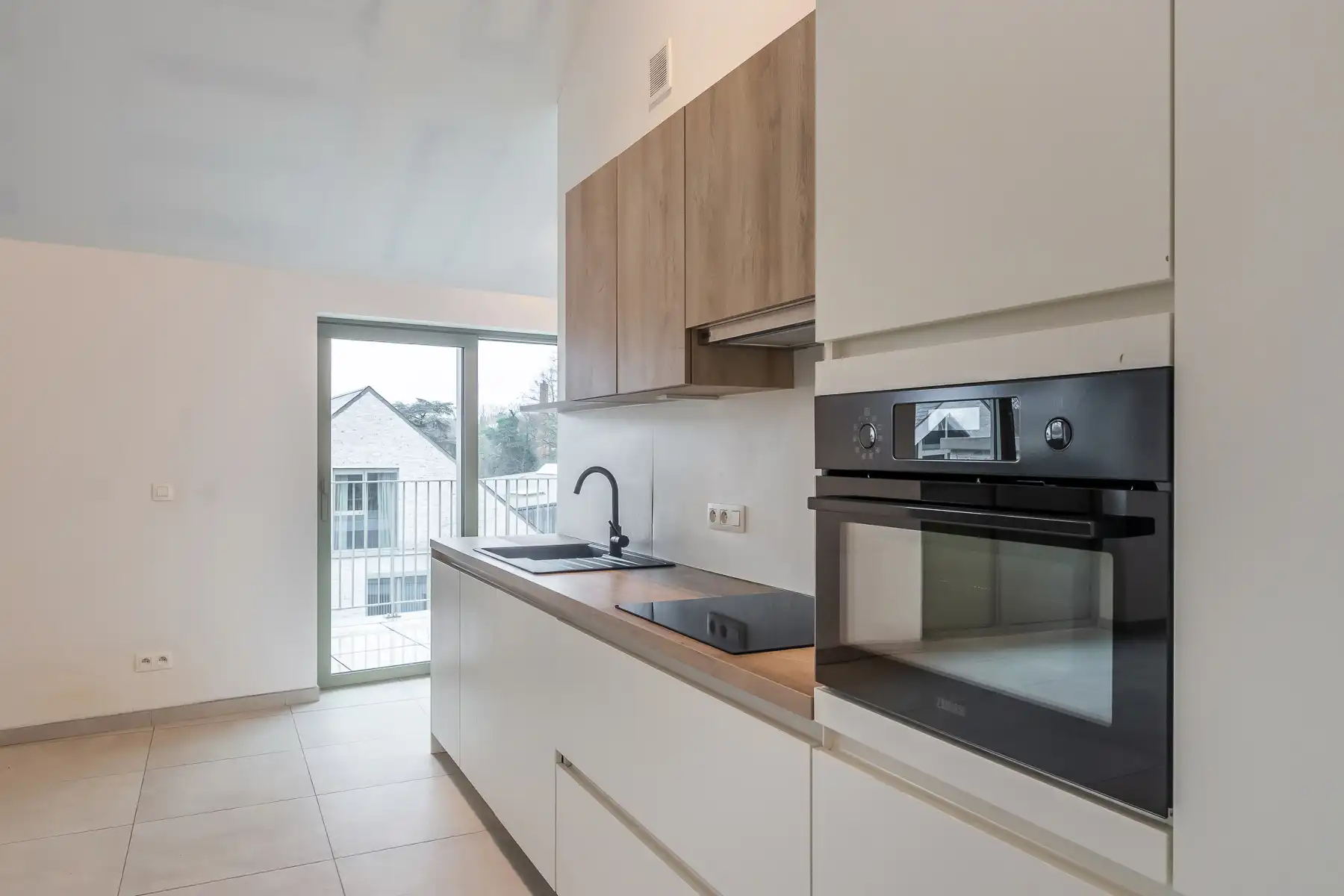 Recent 1-slaapkamer appartement, terras en autostaanplaats foto 6