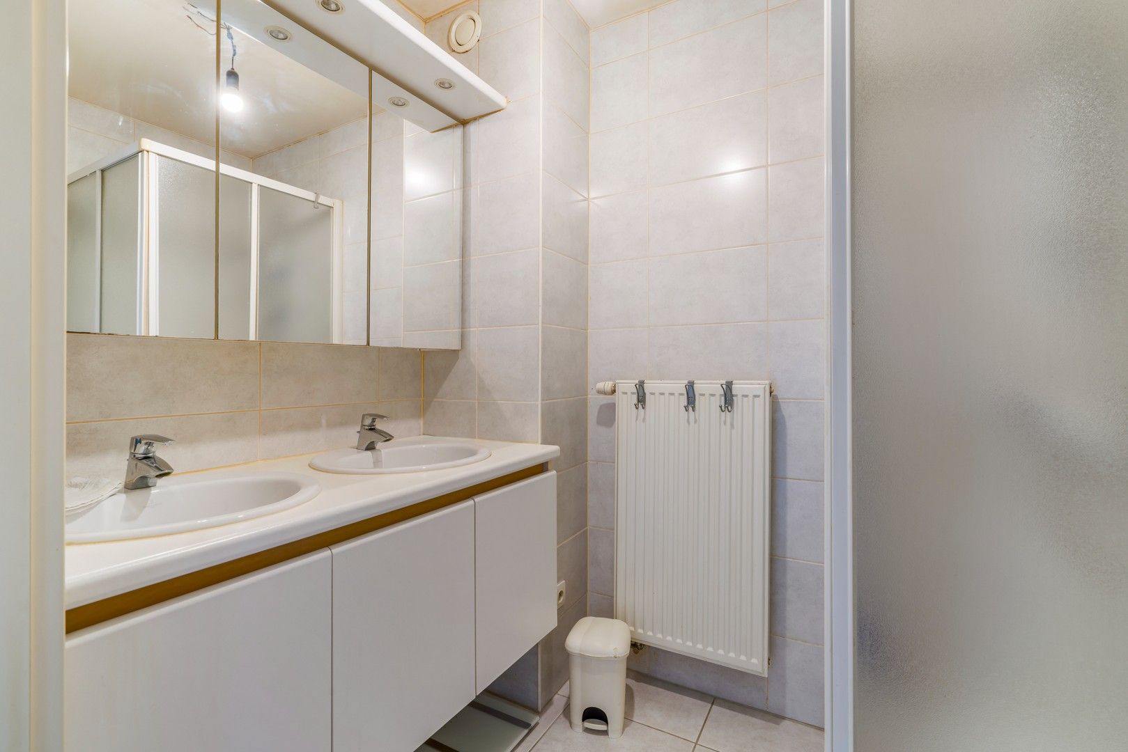 Instapklaar appartement met balkon gelegen in het woonerf 'Hof ter Bloemmolens' - achteraan zicht op de Handzamevaart foto 6