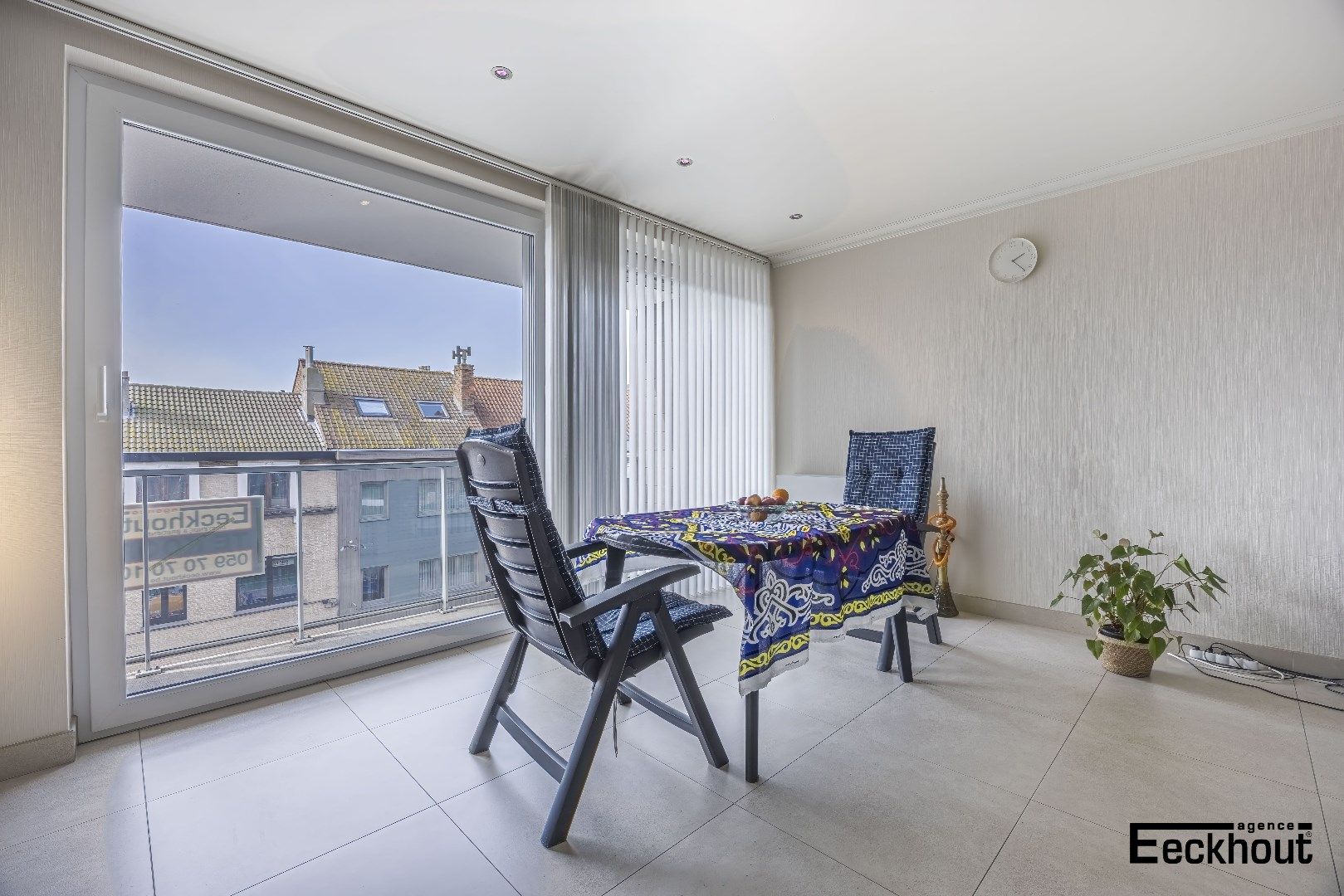 Verzorgd en modern appartement met zonnig terras foto 3