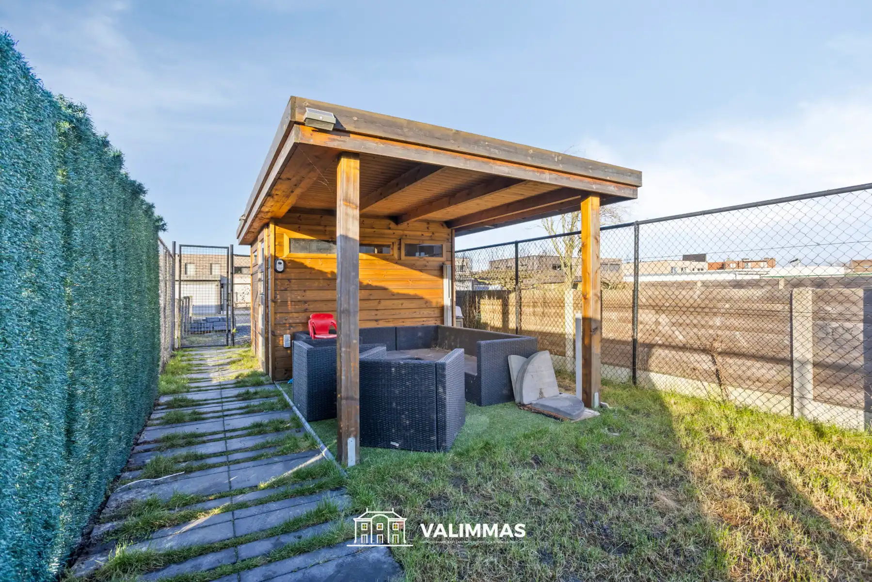 Totaal gerenoveerde woning met parking en mooie tuin... foto 13