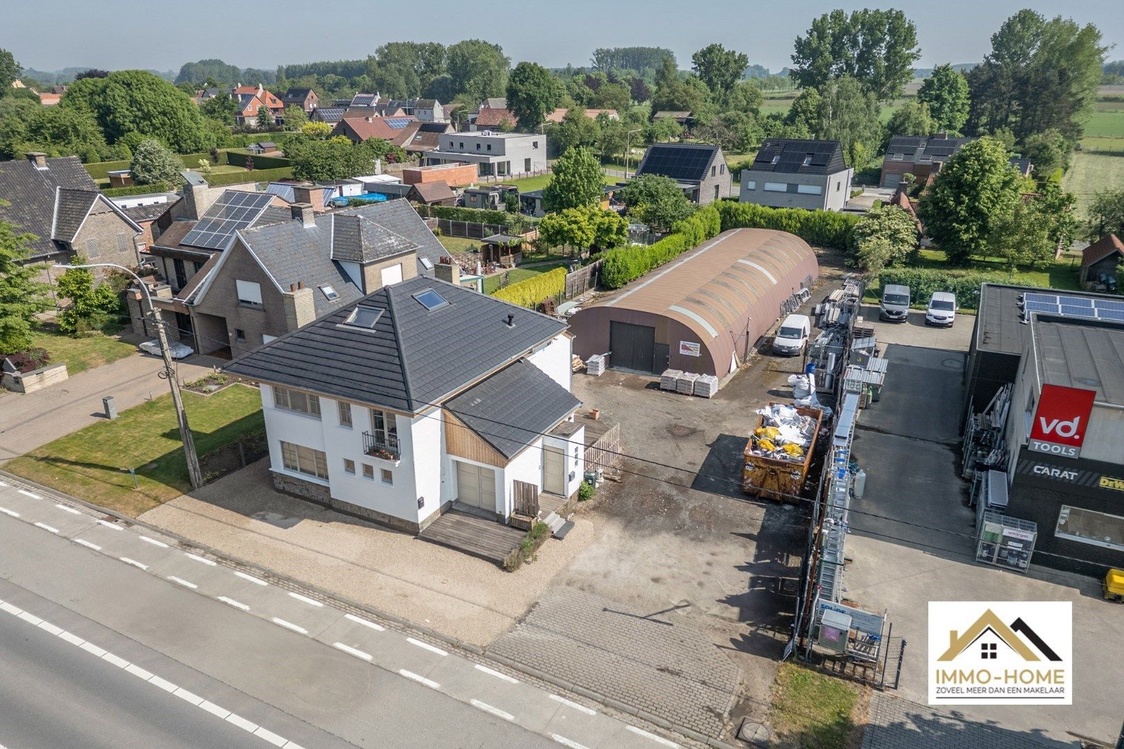 Eigendom( 2 appartementen) met loods en bijzonder veel potentieel foto 2