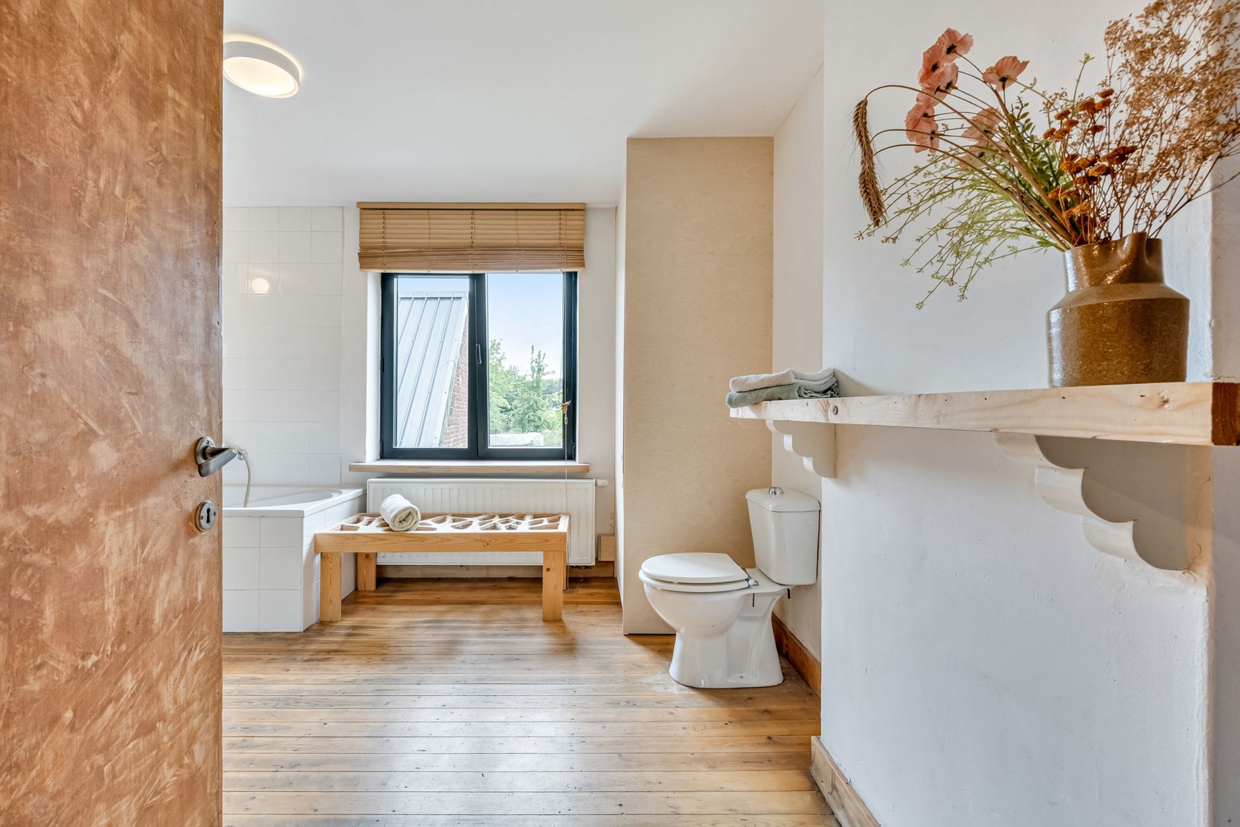 Architecturaal verbouwde hoeve met binnenkoer foto 22
