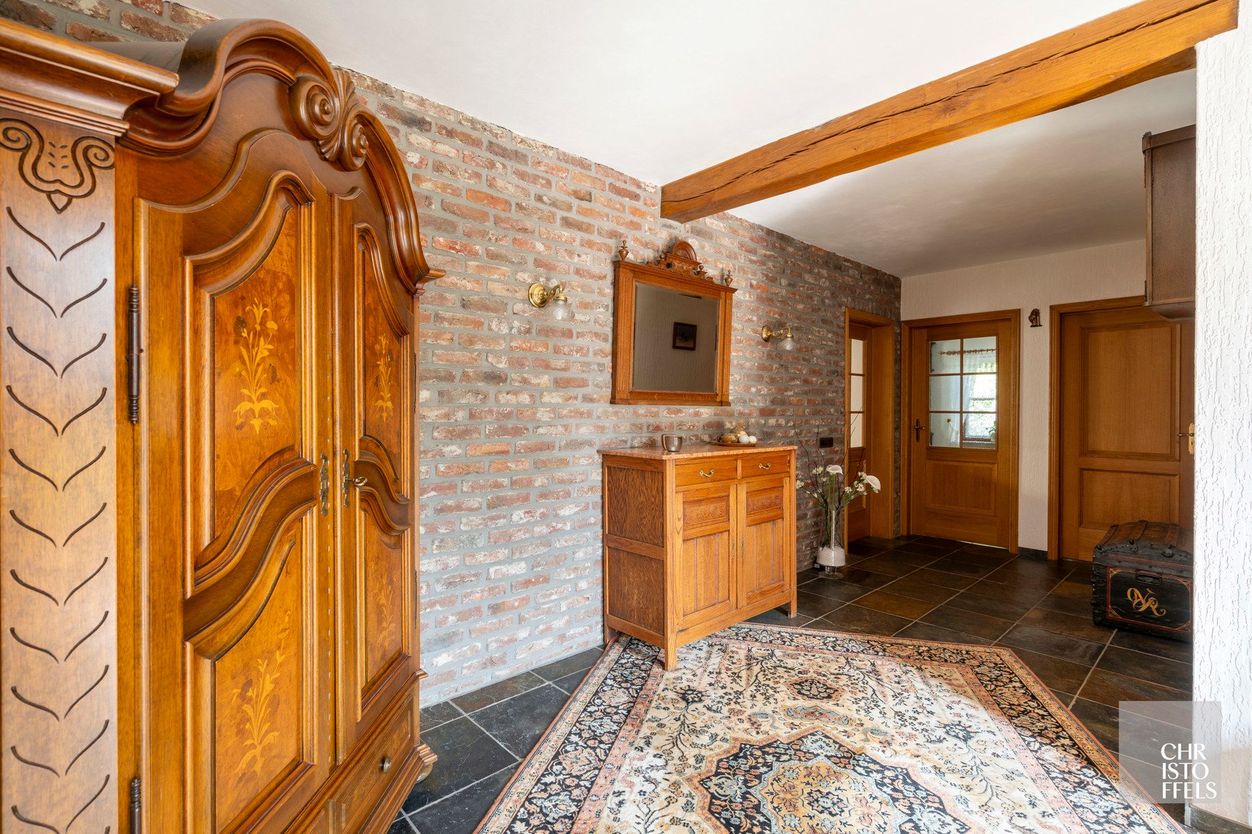 Landhuis met zwembad (243m²) in bosrijke omgeving te Maasmechelen! foto 3