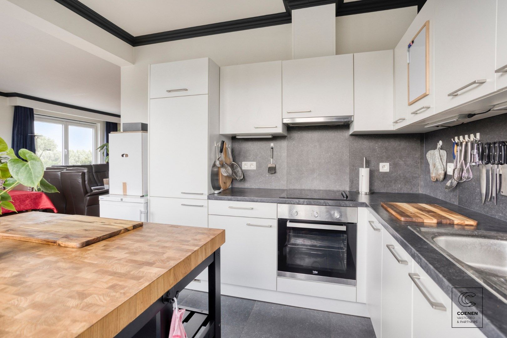 Hoofdfoto van de publicatie: Ruim gerenoveerd appartement van 97 m² met twee slaapkamers te Merksem!