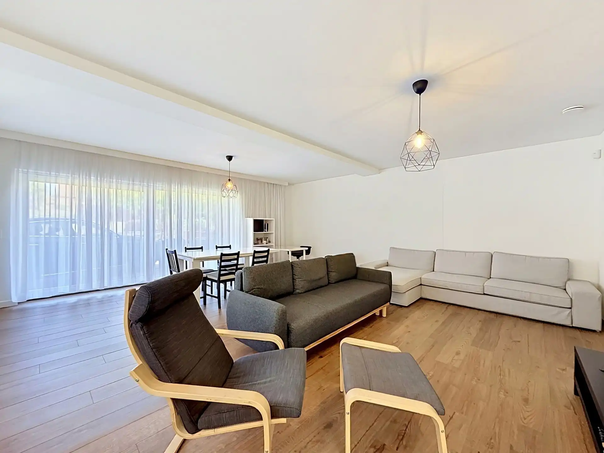 3-gevels huis met 4 slaapkamers en een tuin foto 2