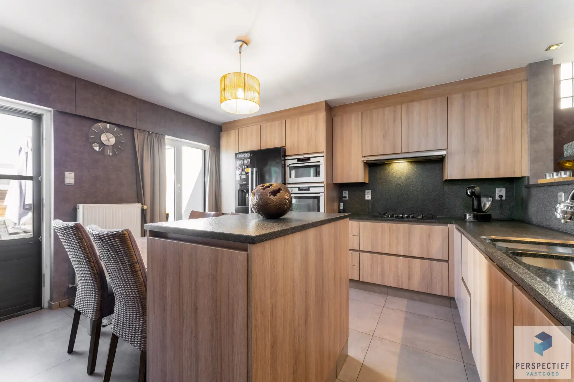 Ruime, instapklare woning met 4 slaapkamers, garage en magazijn op 970 m² foto 13