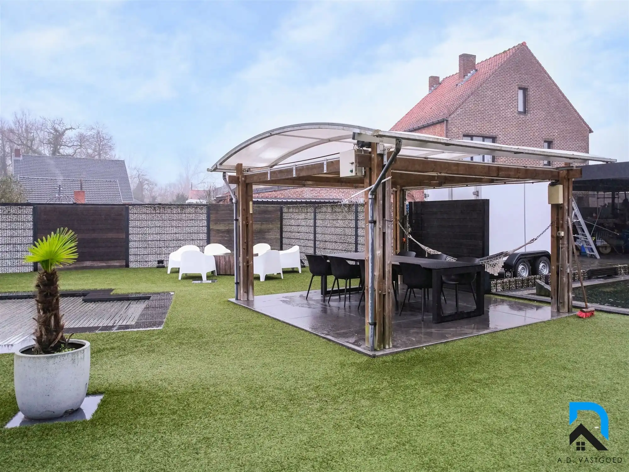 Ruime woning met prachtige tuin foto 32