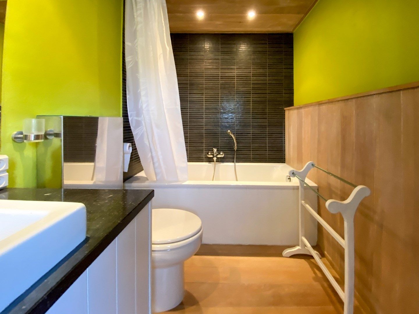 Charmante woning met 4 slaapkamers, tuin en ruime garage. foto 10