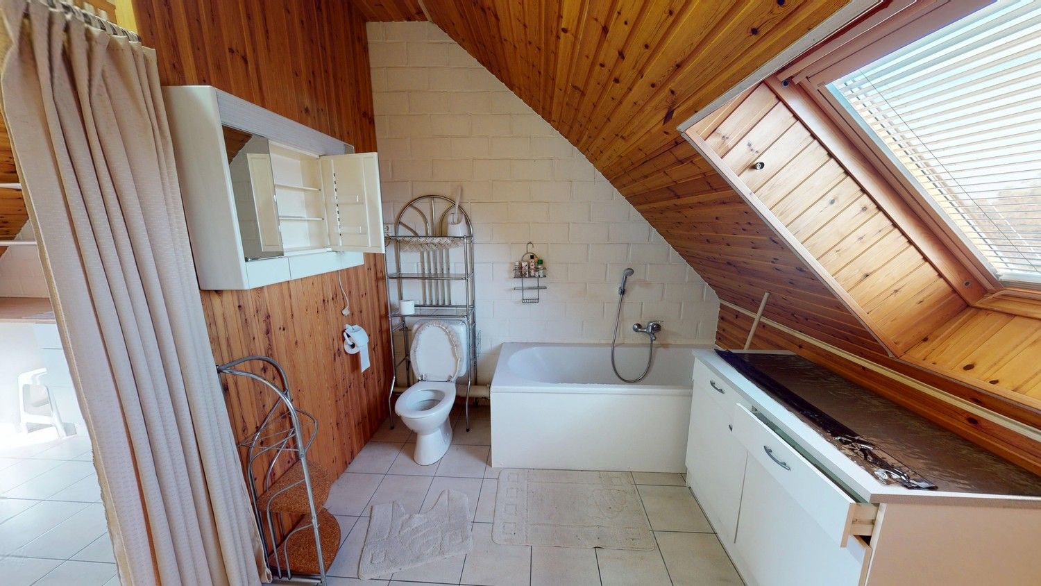 Zeer ruime woning met 5 slaapkamers! foto 14