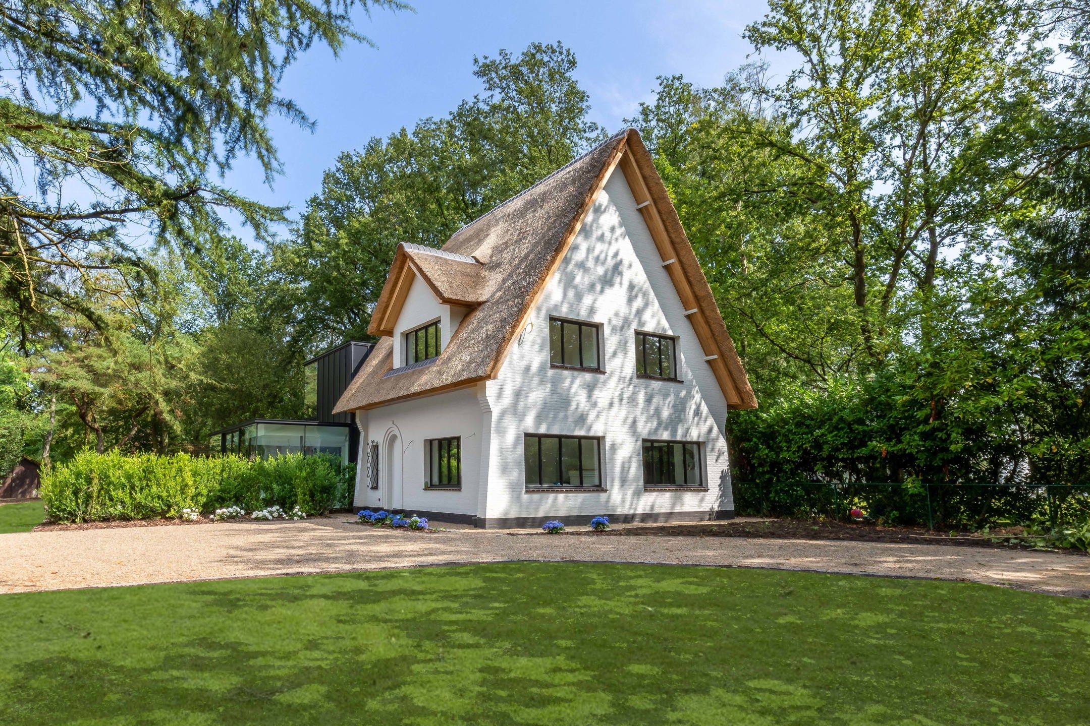 Prachtig gerenoveerde villa in een groene omgeving  foto 2