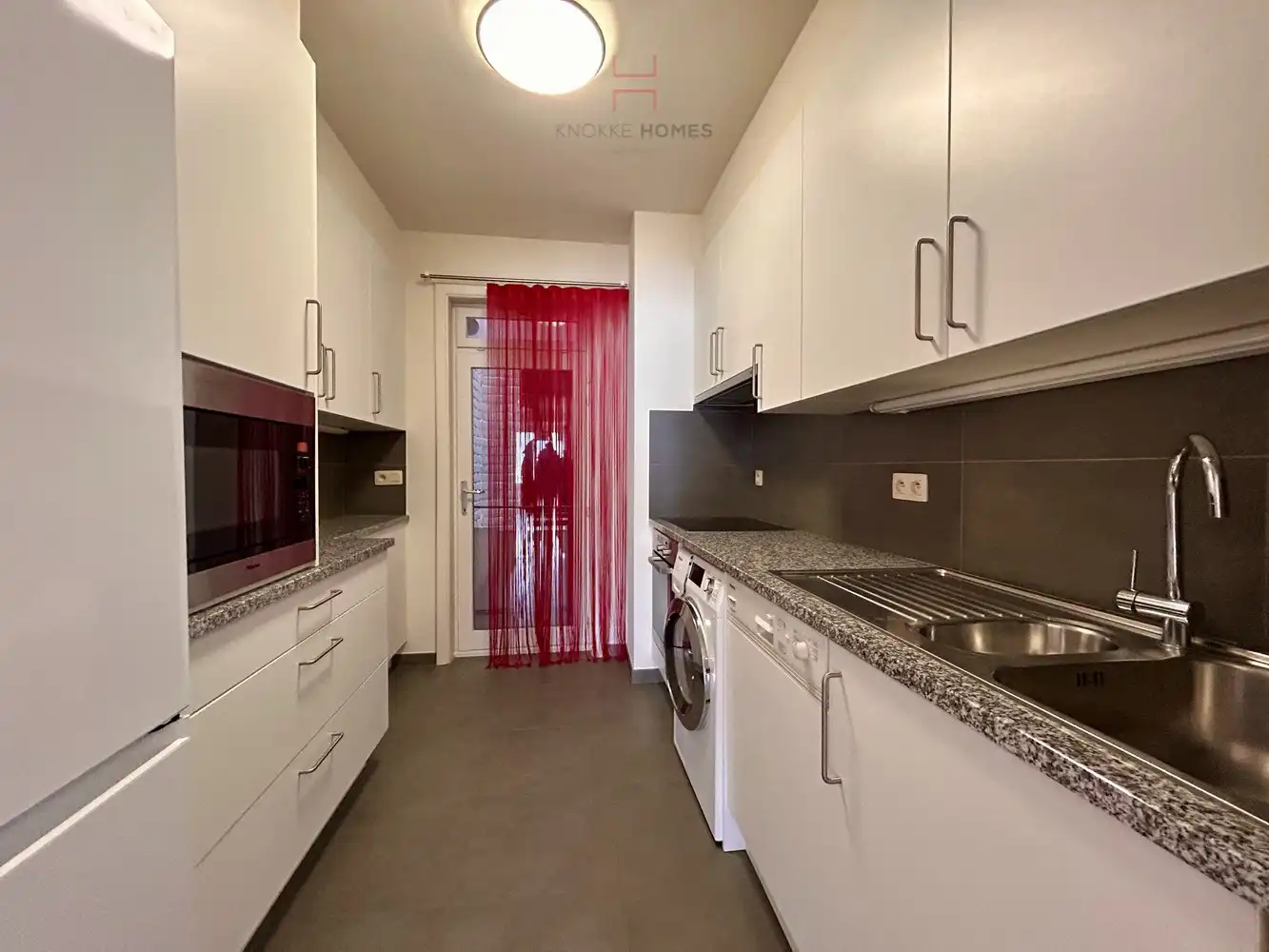 Ruim 3 slaapkamer-appartement met frontaal zeezicht foto 3