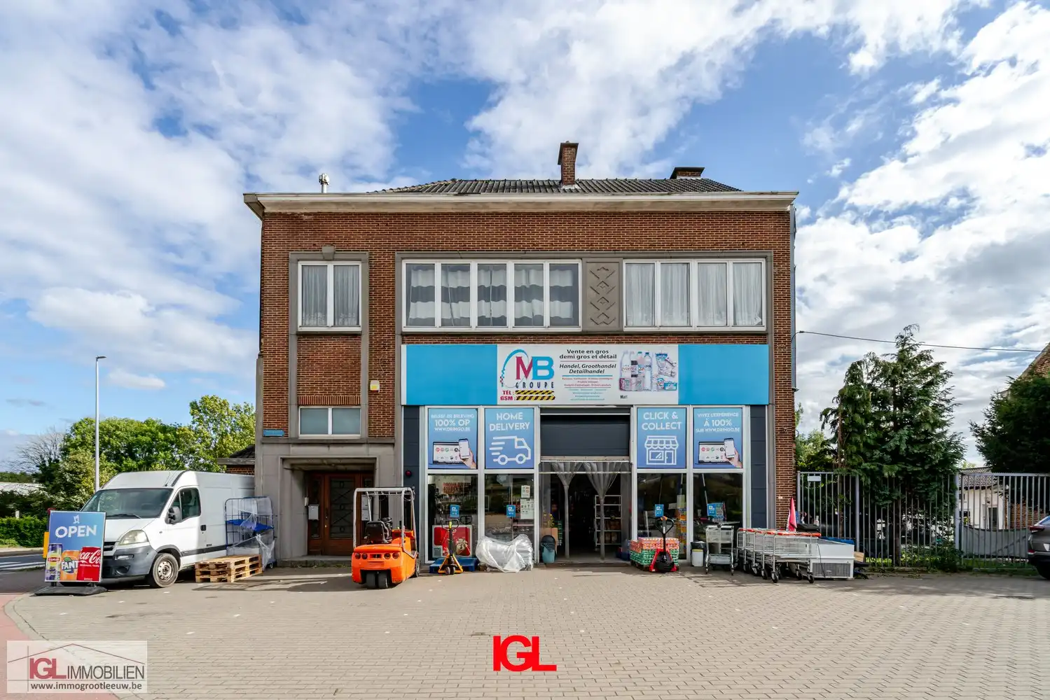 Hoofdfoto van de publicatie: Handelspand met 2 handelsruimtes en 1 appartement te koop op AAA locatie