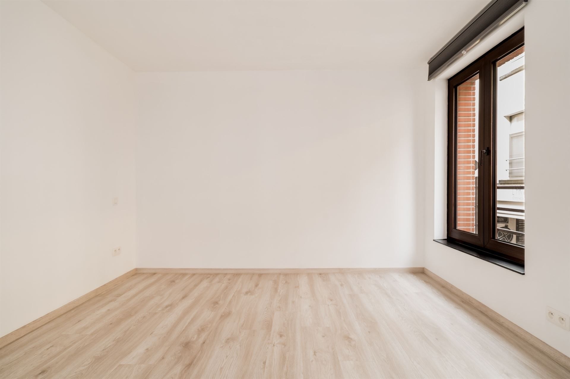 Ruime, volledig gerenoveerde woning met 3 slpk., 2 badk. & koer foto 10