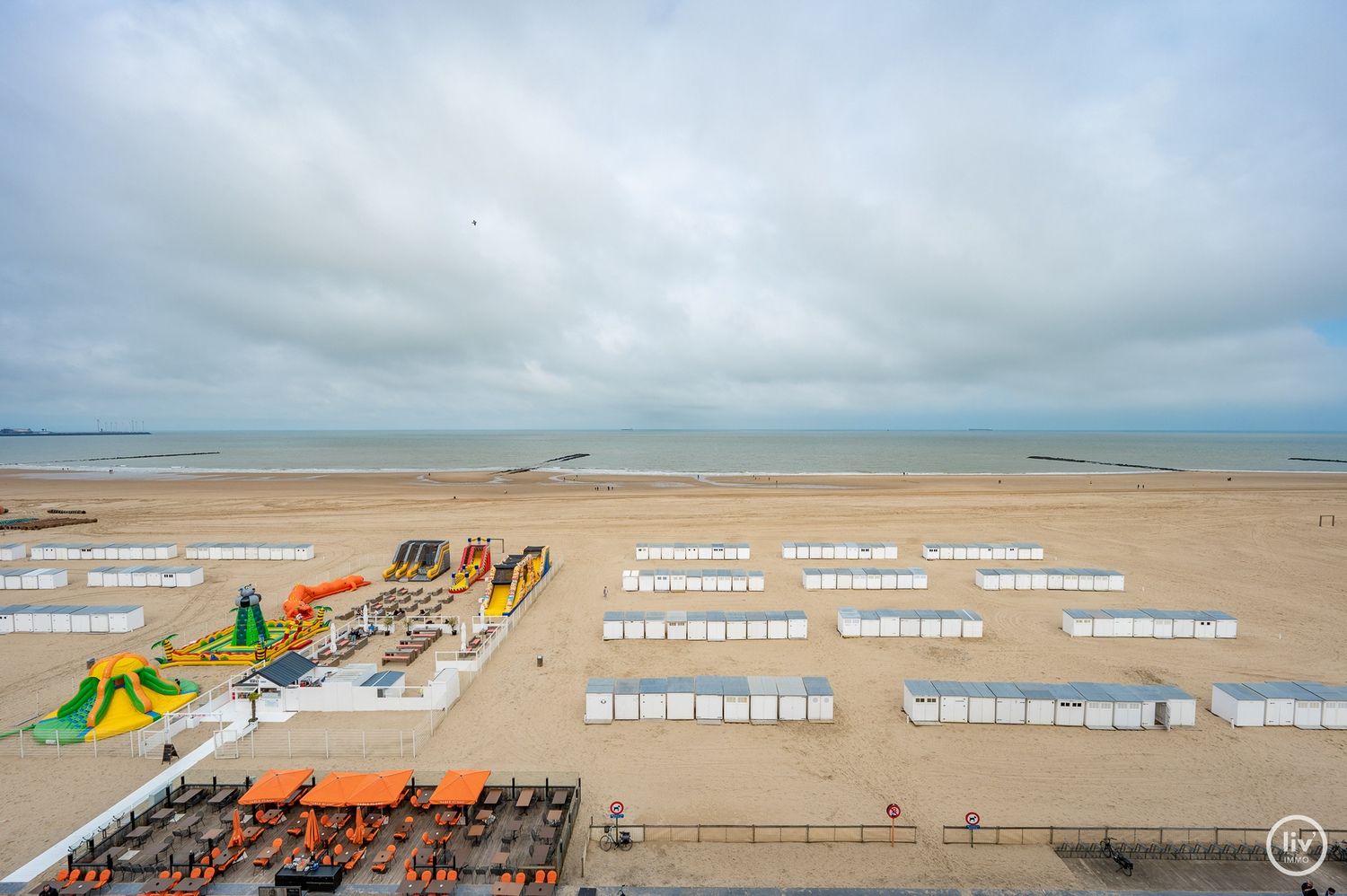 Prachtig gerenoveerd appartement met frontaal zeezicht gelegen op de Zeedijk-Albertstrand te Knokke. foto 2