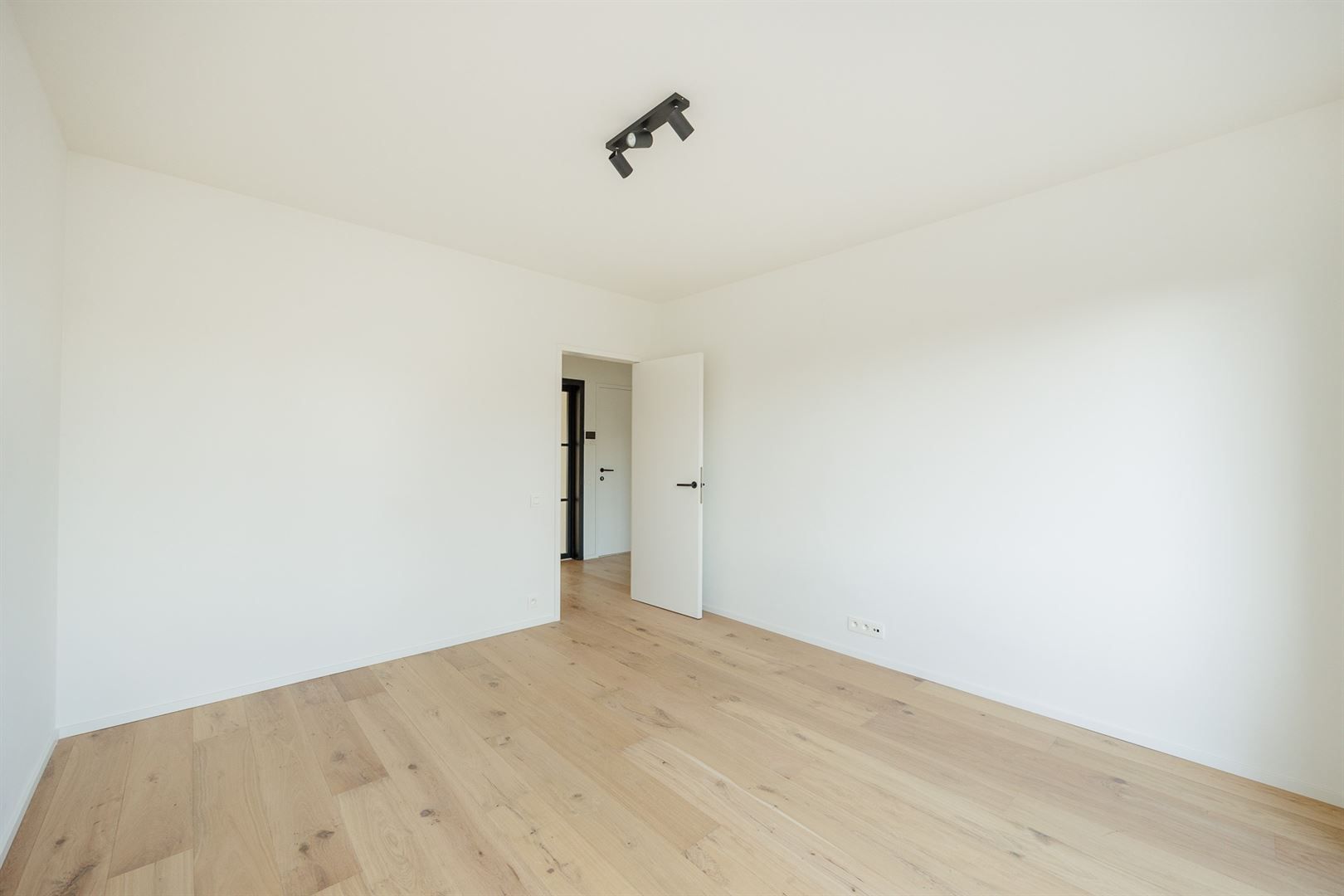 Duurzaam gerenoveerd 2-slaapkamerappartement met terras. foto 17