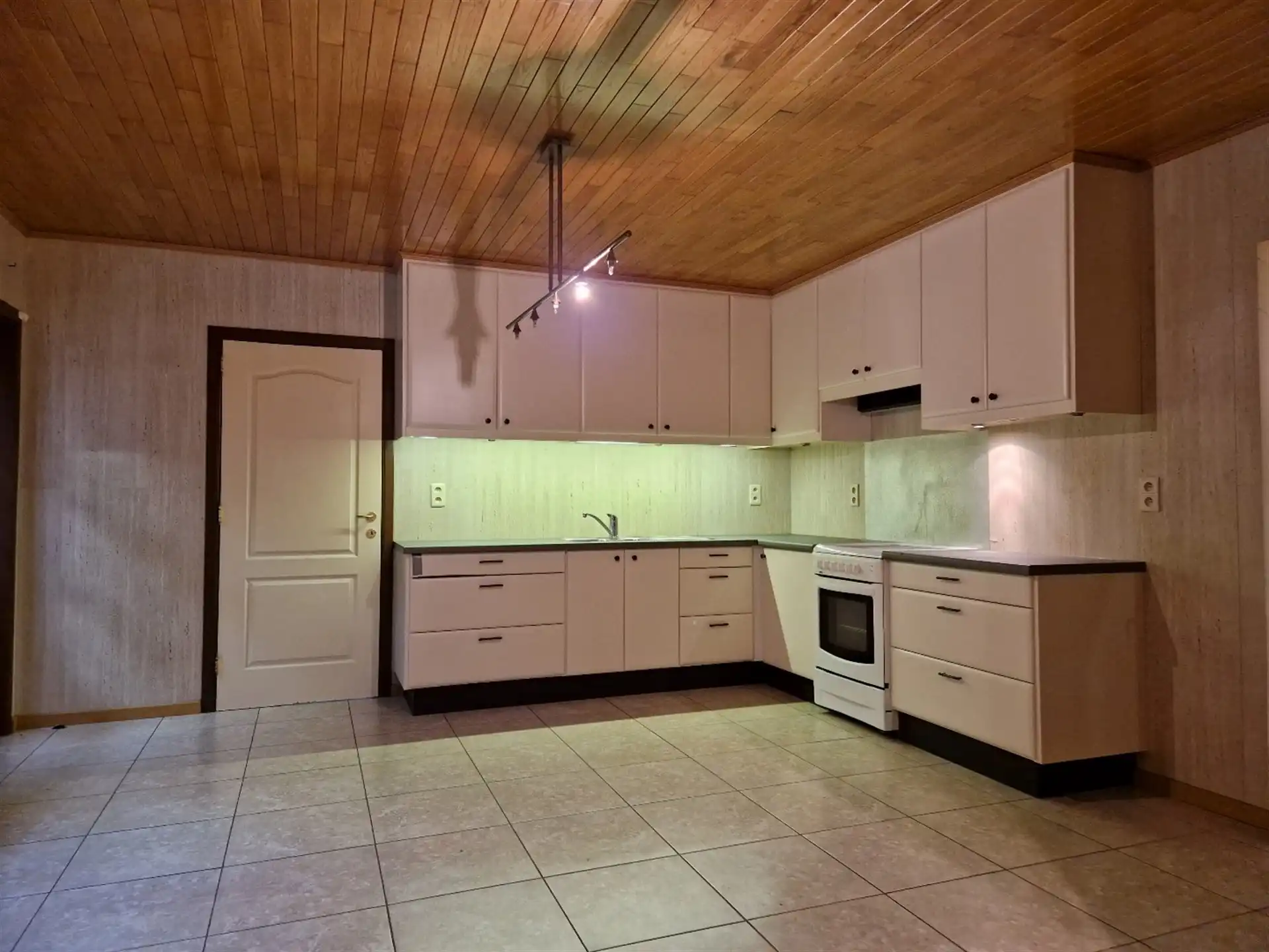 Gunstig gelegen verrassend ruime 3 slaapkamer woning met koer en garage. foto 5