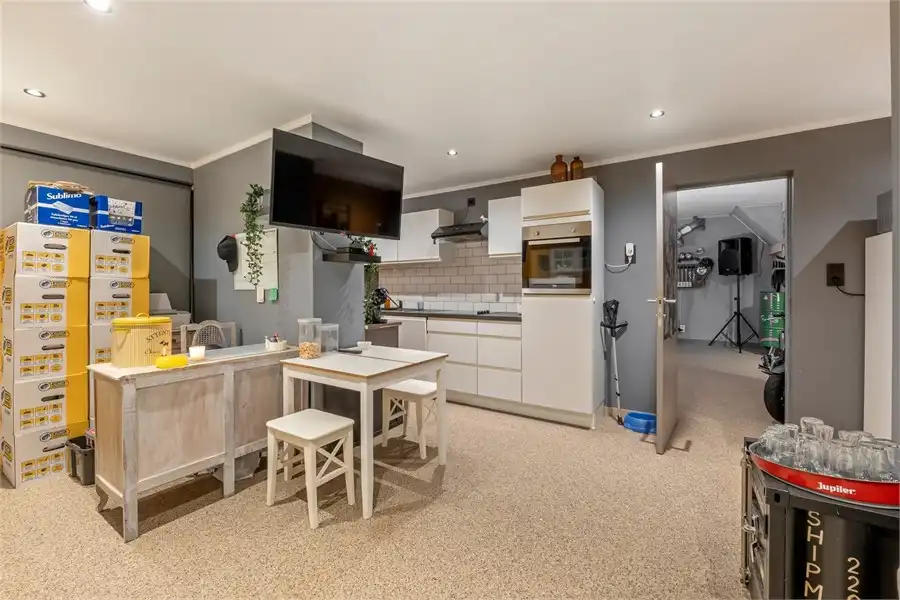 RUIM HANDELSPAND MET WOONST IN SINT-TRUIDEN foto 15