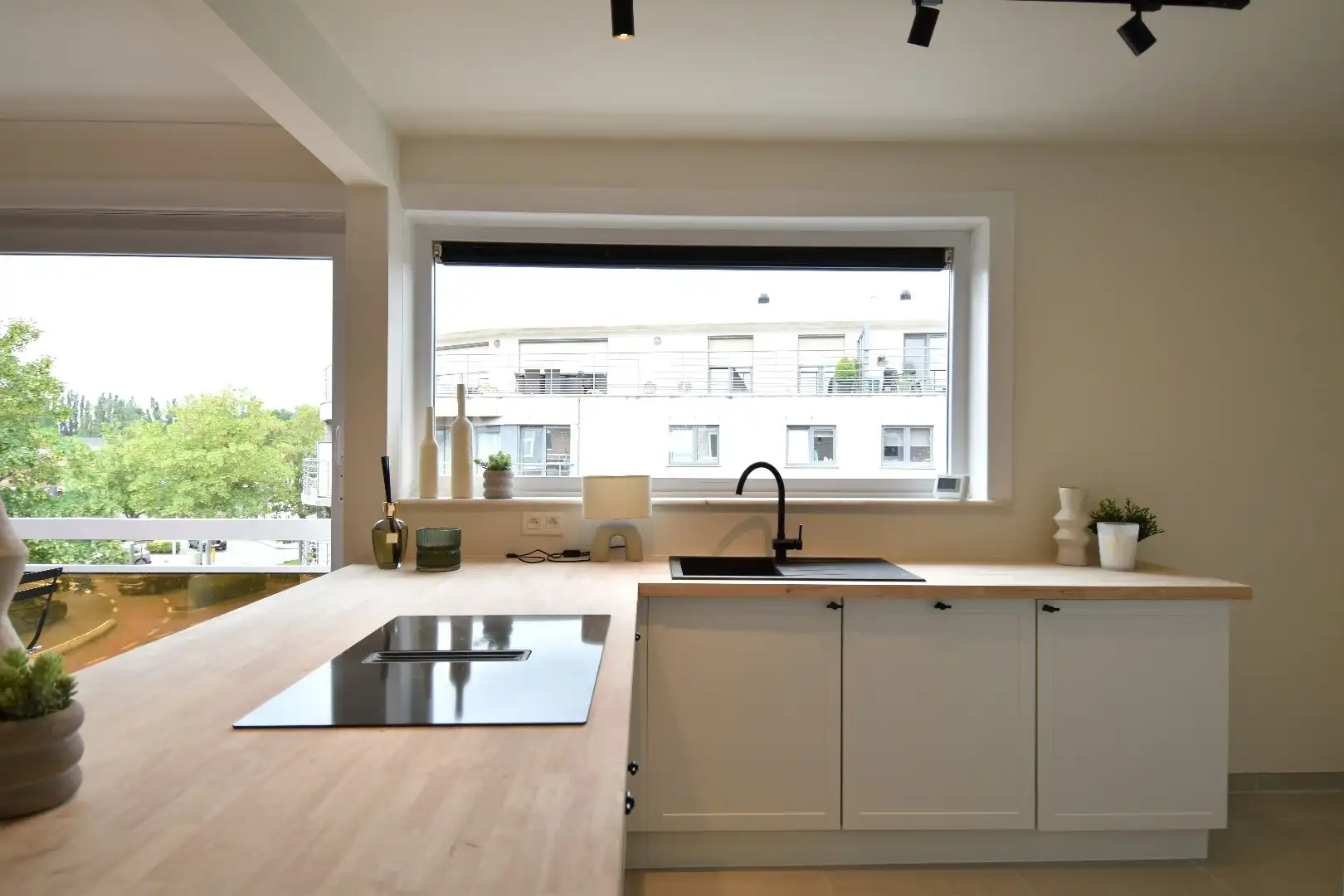 Instapklaar appartement met 2 ruime slaapkamers en balkon te Gullegem foto 2