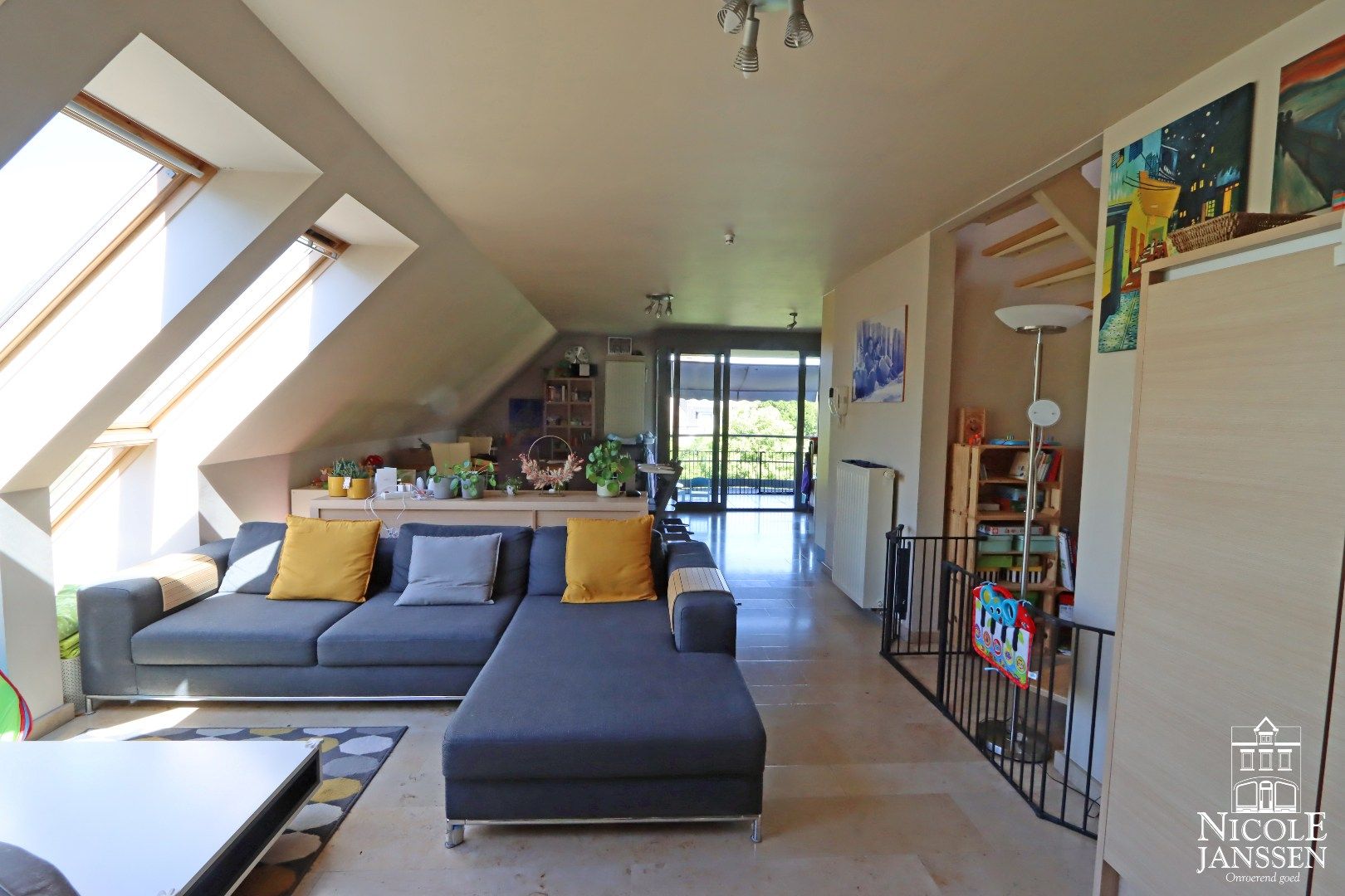 Prachtig en zeer ruim ingedeeld duplex-appartement met gezellig terras in centrum Bree foto 3