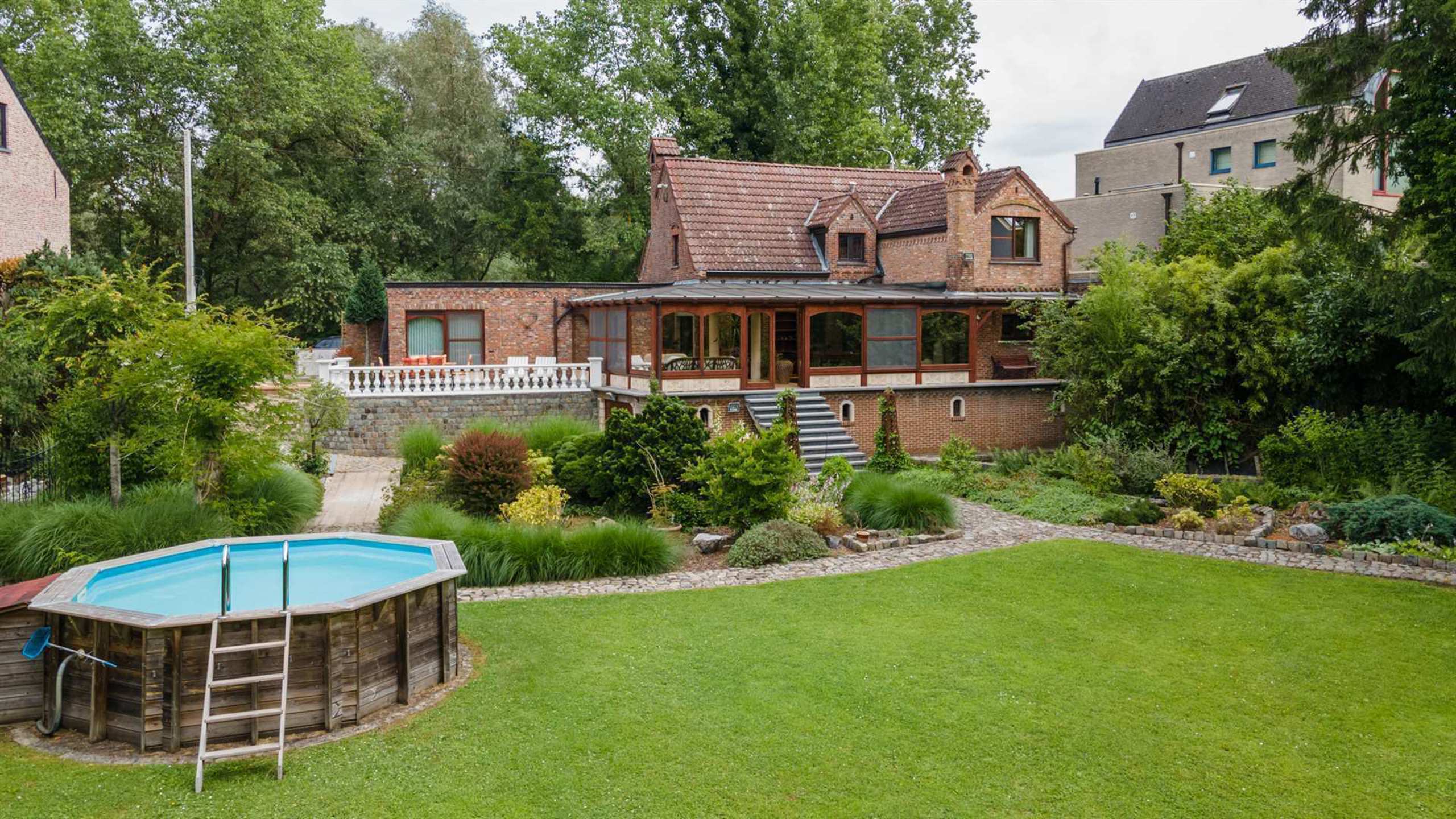 Uitzonderlijke hoeve met praktijk in oase van groen  foto 2