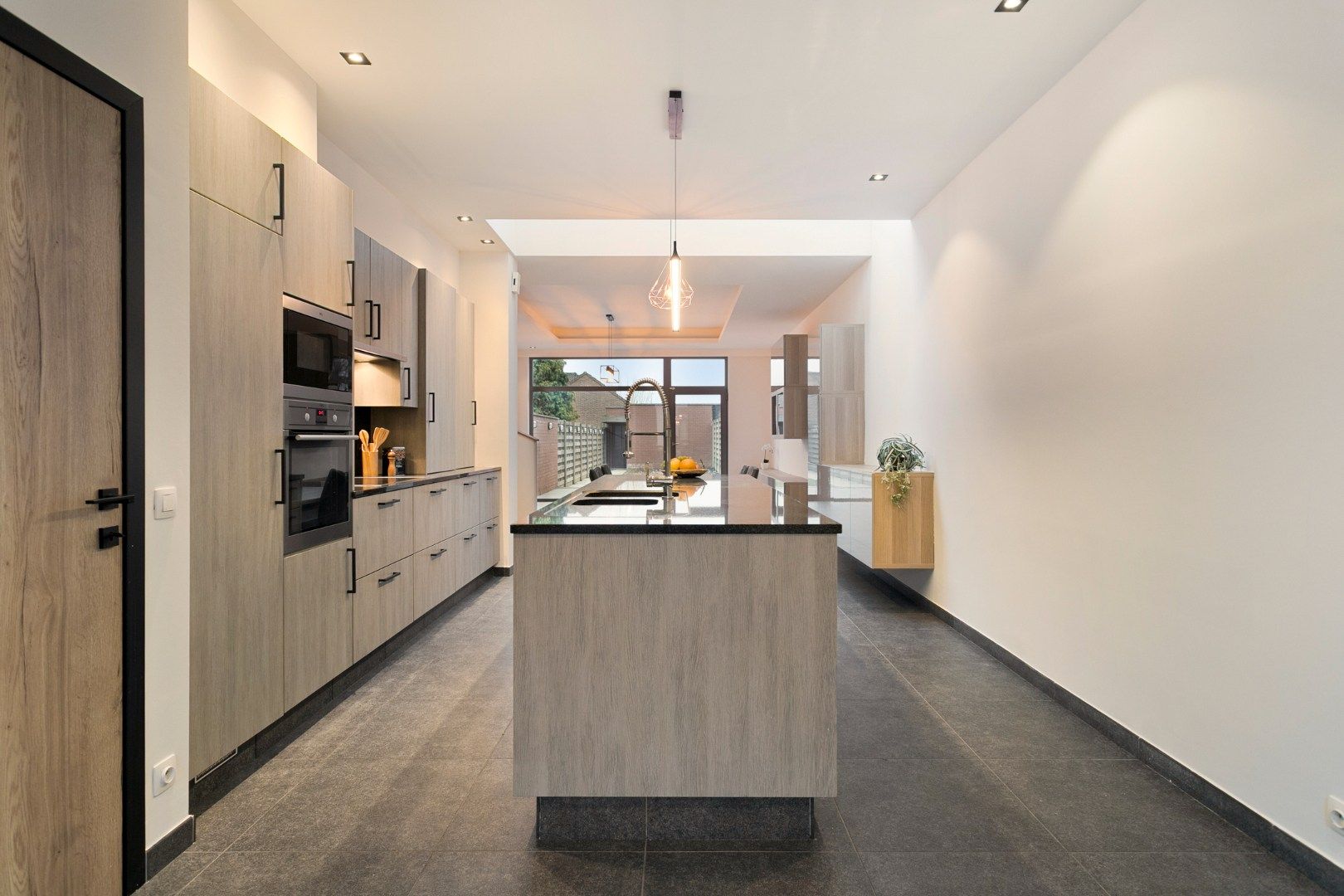 Gerenoveerde woning met prachtige leefruimte en garage! foto 3