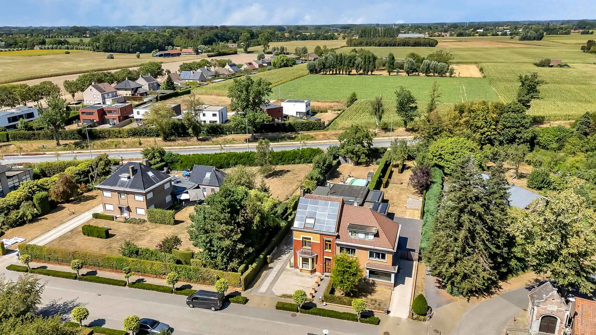 Karaktervolle ruime woning met zwembad nabij Ooidonk foto 17
