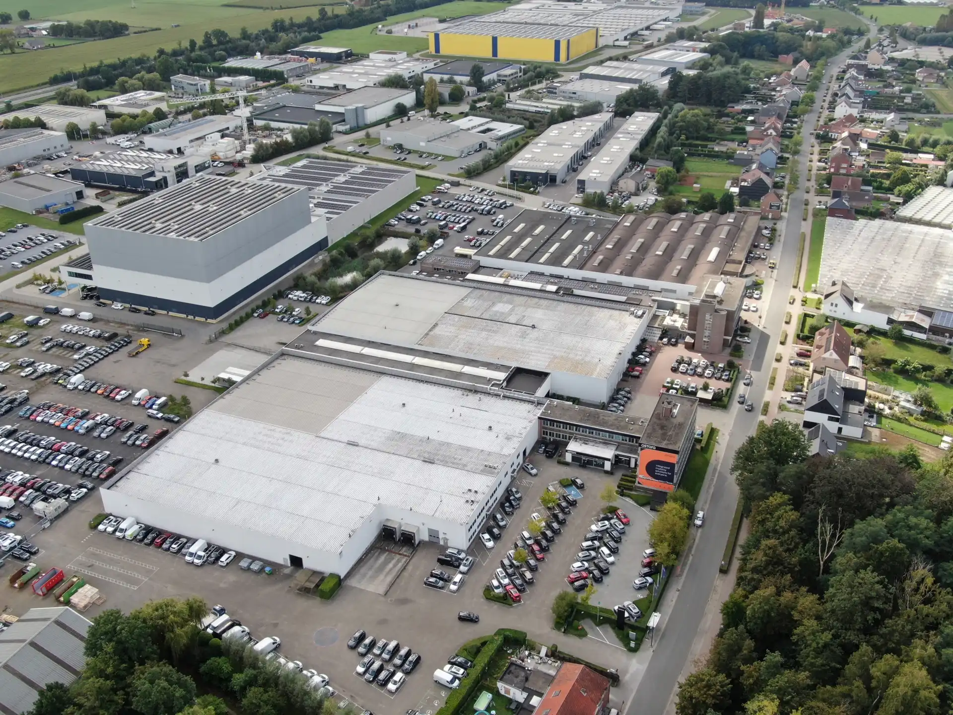 Magazijn 6.000m² te Kontich met 6 los en laadkades foto 3