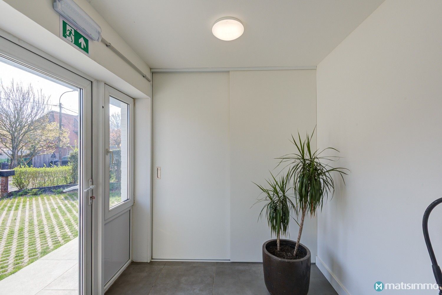 GERENOVEERD, INSTAPKLAAR GELIJKVLOERS APPARTEMENT MET 2 SLAAPKAMERS OP RUSTIGE LIGGING IN AS foto 3