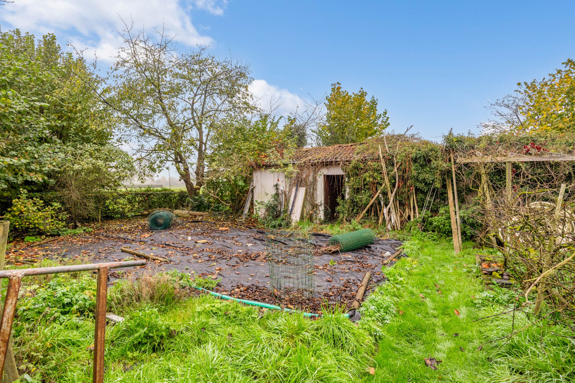 IDEALIS VASTGOED - CHARMANTE GEZINSWONING OP EEN RUSTIG PERCEEL VAN 11A 40CA MET  4 SLAAPKAMERS, INPANDIGE GARAGE EN VOLLEDIG ONDERKELDERD - De woning omvat maar liefst +- 190m² bewoonbare oppervlakte met ruime woonkamer, uitgeruste keuken, 4 slaapkamers, badkamer en inpandige garage en voorzien van zonnepanelen. De woning is rustig gelegen op een ruim perceel met een opp. van 11a 40ca.  foto 7