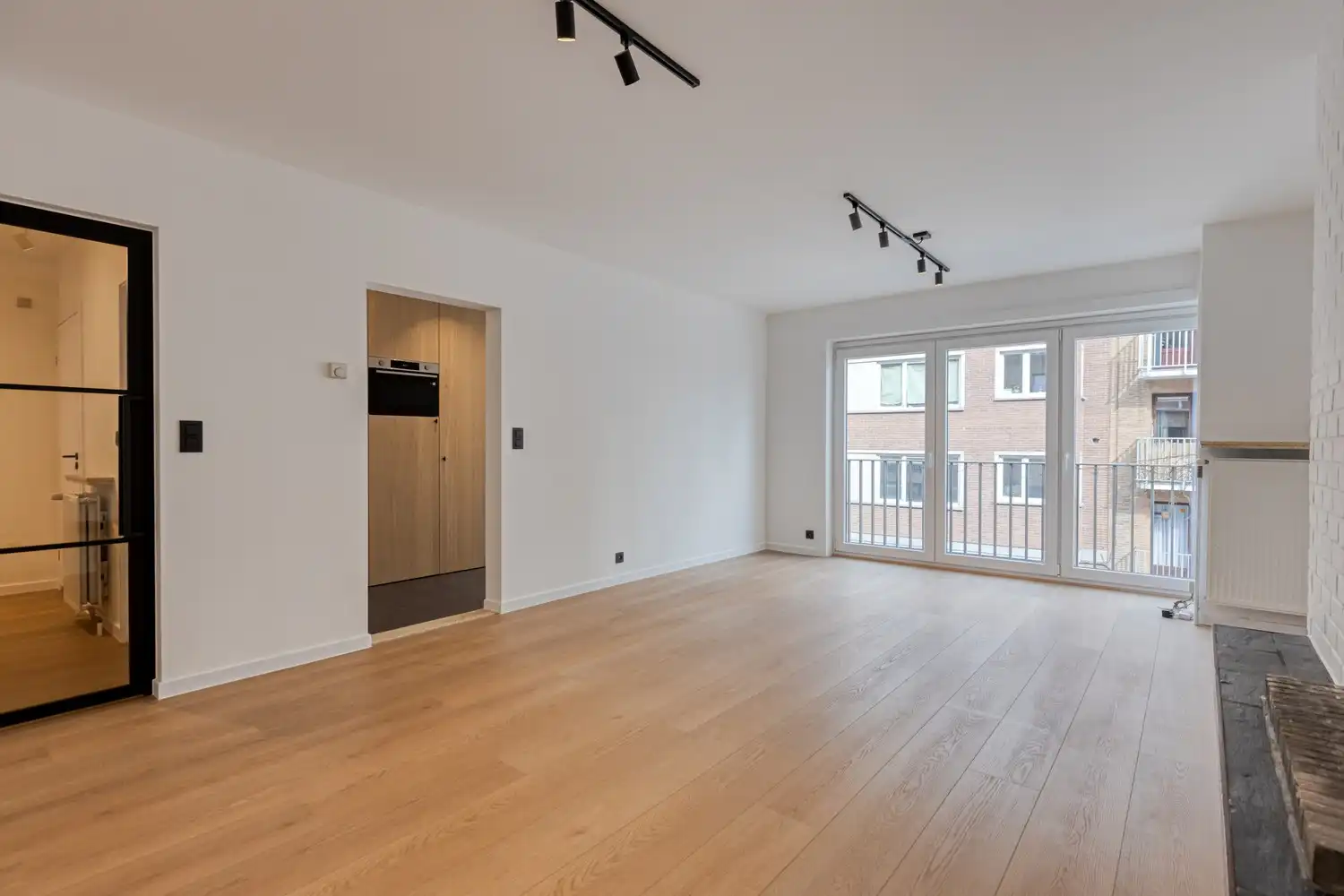 Instapklaar twee slaapkamer appartement met terras nabij het Zuidpark foto 3